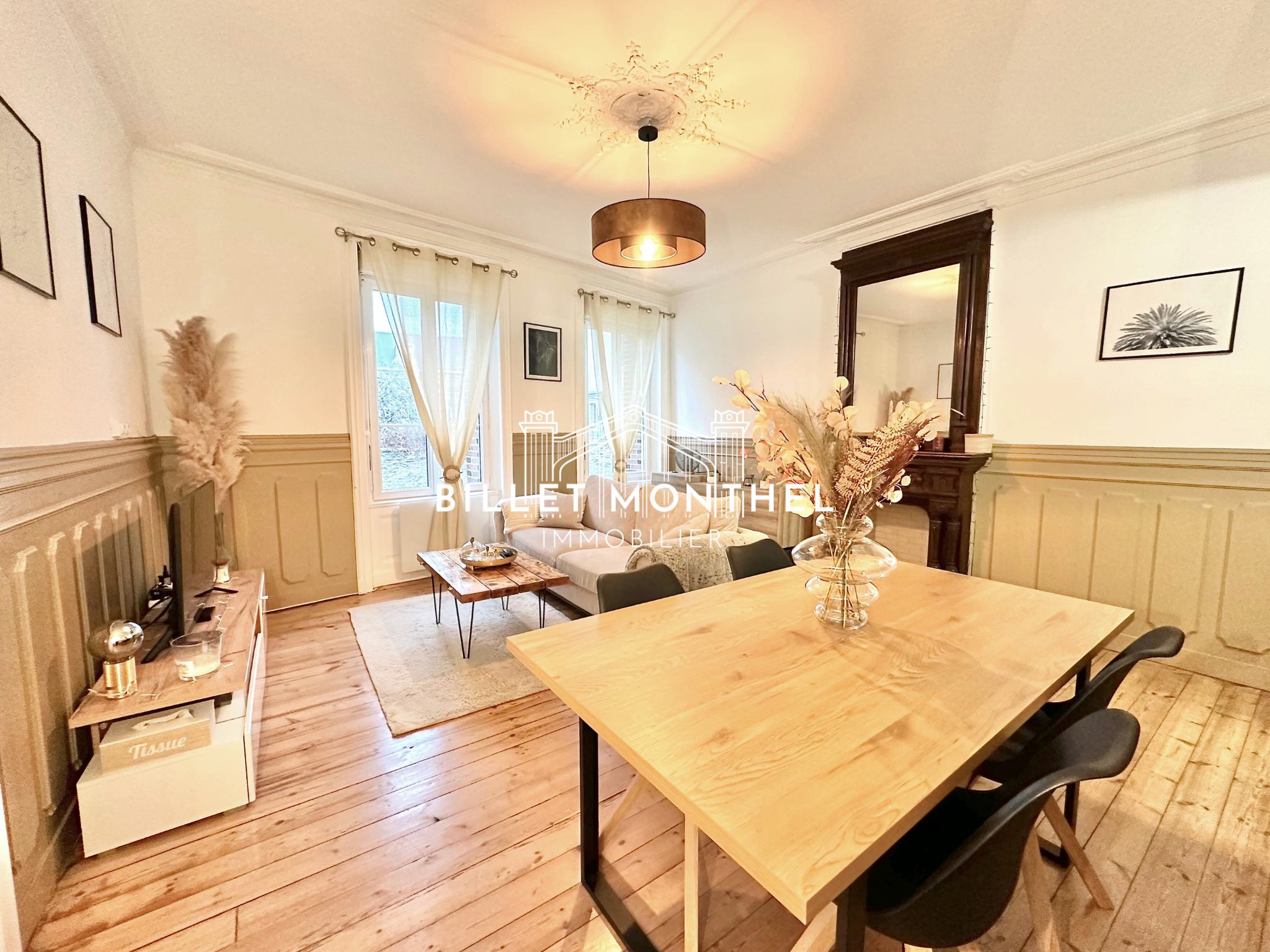 appartement-deux-pieces-salle-à-manger-sejour-moulures-cheminee-decorative-cherbourg