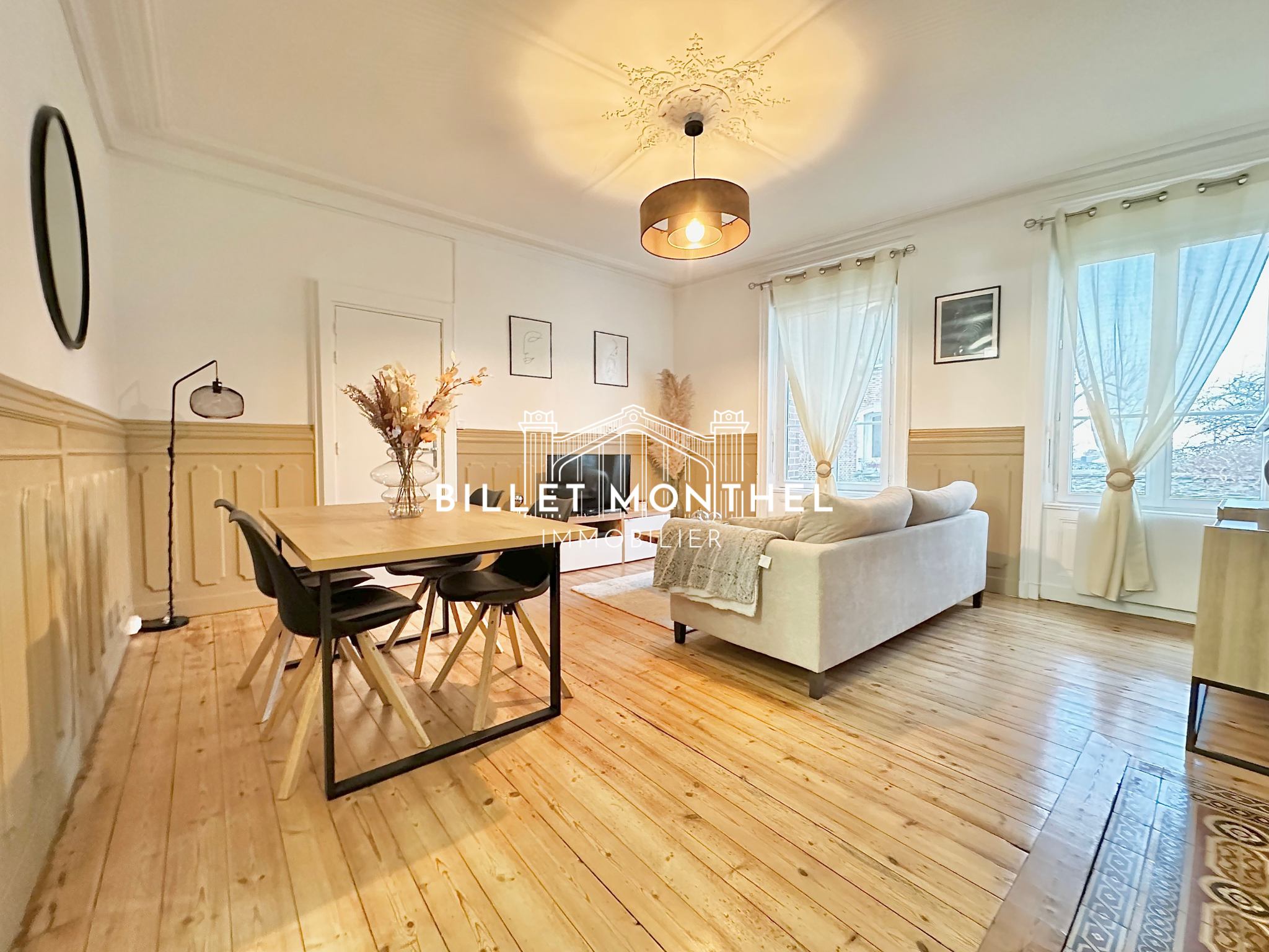 appartement-deux-pieces-salon-sejour-moulures-cheminee-decorative-cherbourg