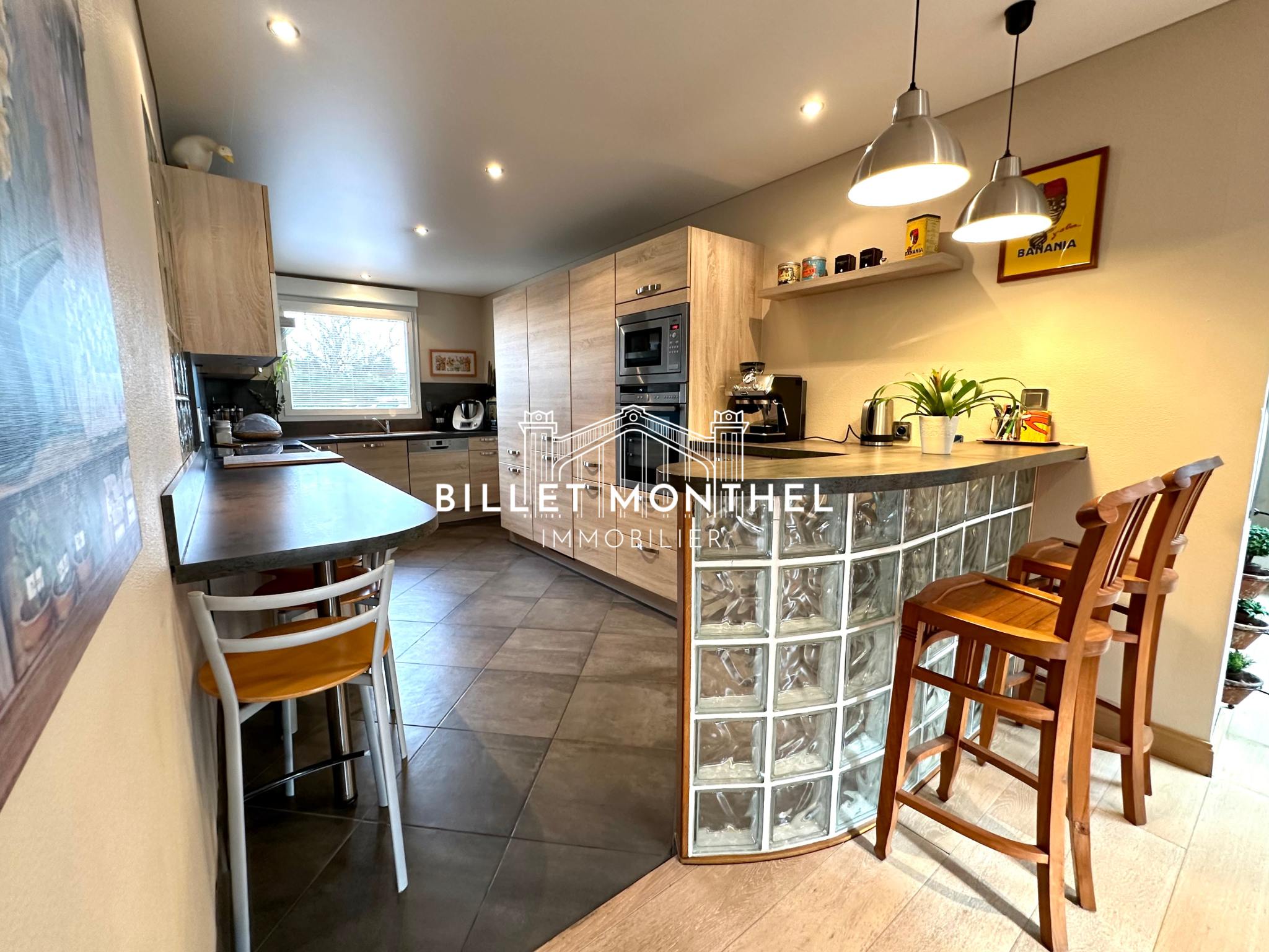 6-coin-repas-cuisine-amenagee-equipee-ouverte-espace-vie-maison-equeudreville-cherbourg