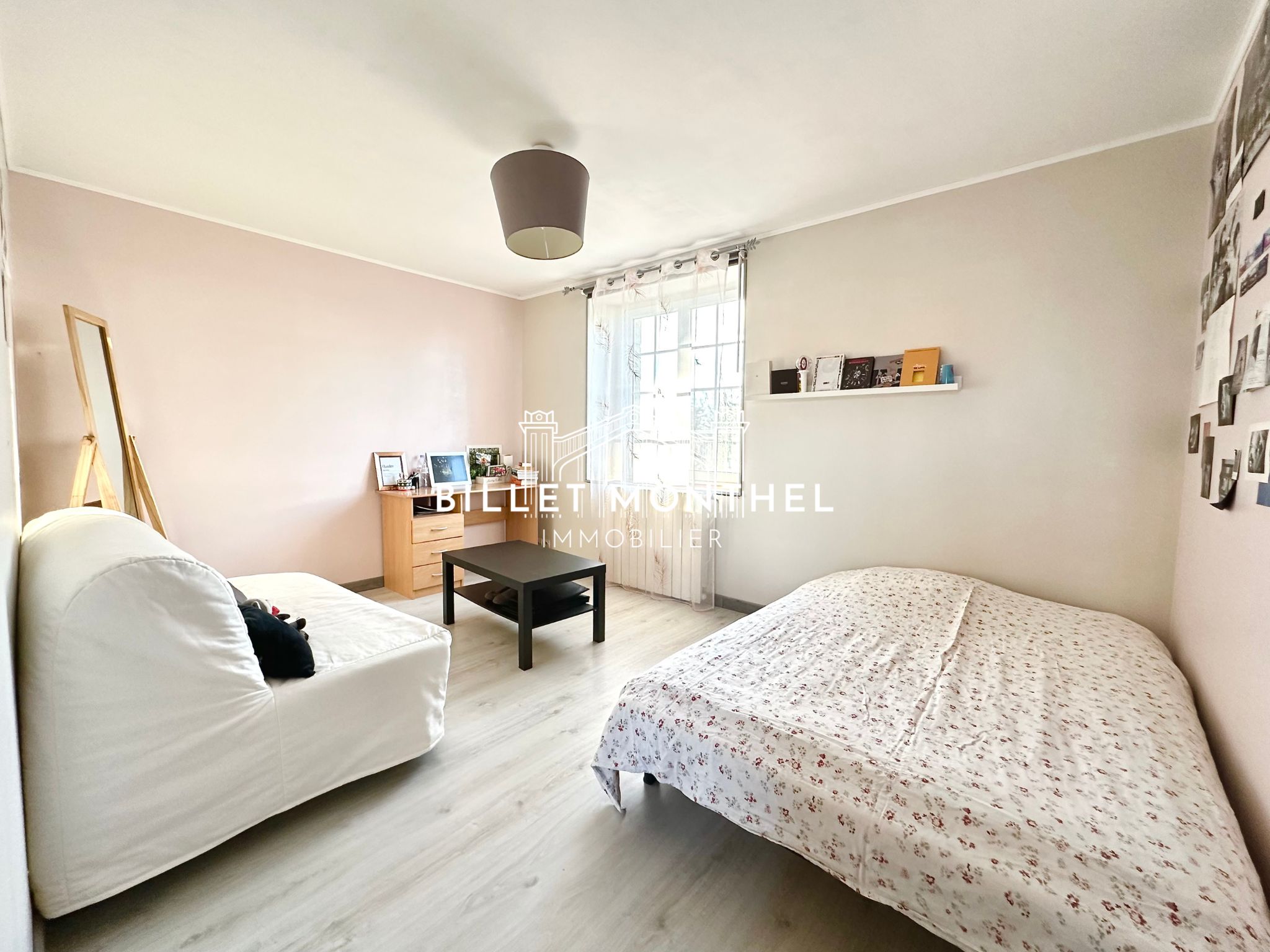 chambre-gris-clair-étage-maison-longere-propriété-pierre-omonville-immobilier-digosville-cherbourg