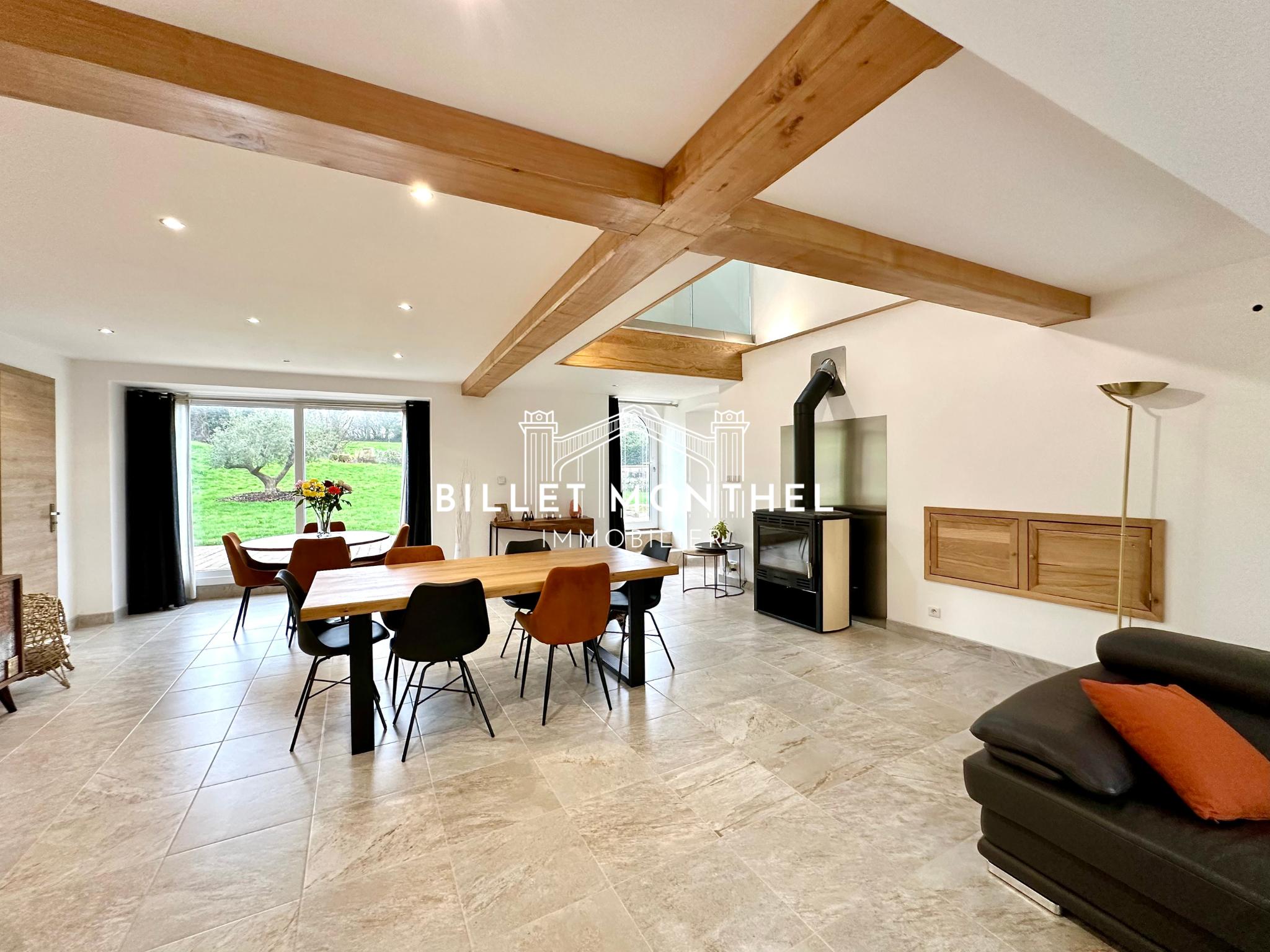 pièce de vie traversante, séjour salle à manger poêle à bois