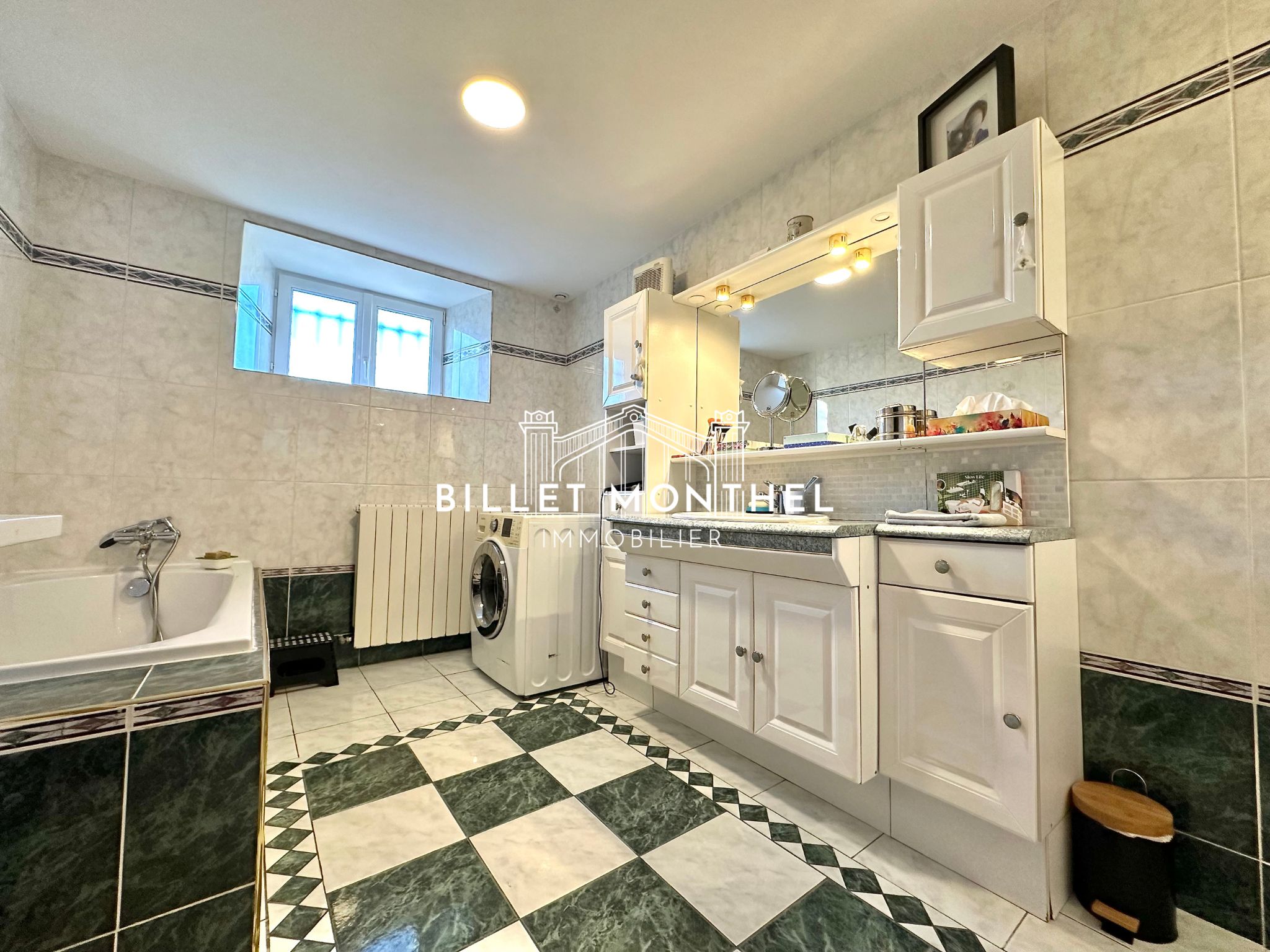 salle-eau-douche-baignoire-rdc-maison-longere-propriété-pierre-omonville-immobilier-digosville-cherbourg