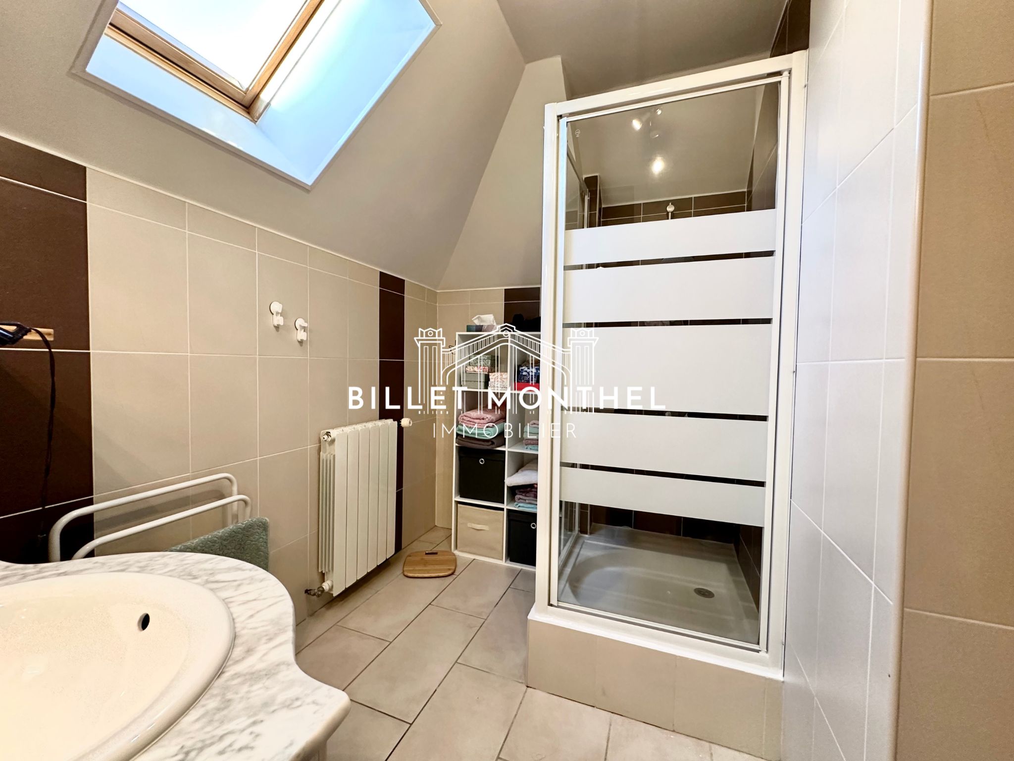 salle-eau-étage-maison-longere-propriété-pierre-omonville-immobilier-digosville-cherbourg