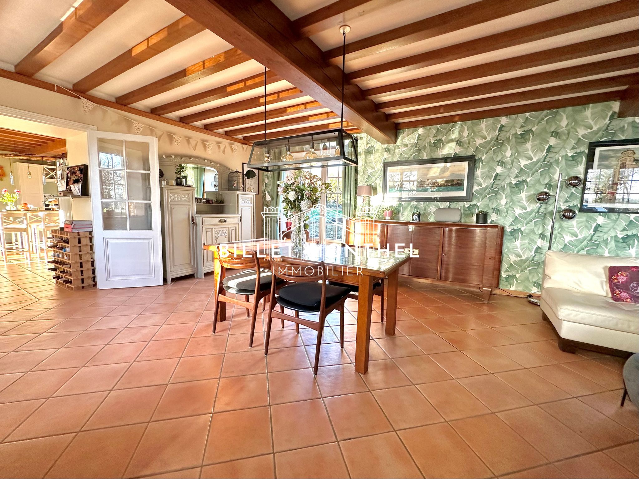 salon-sejour-poutres-chene-maison-longere-propriété-pierre-omonville-immobilier-digosville-cherbourg-4