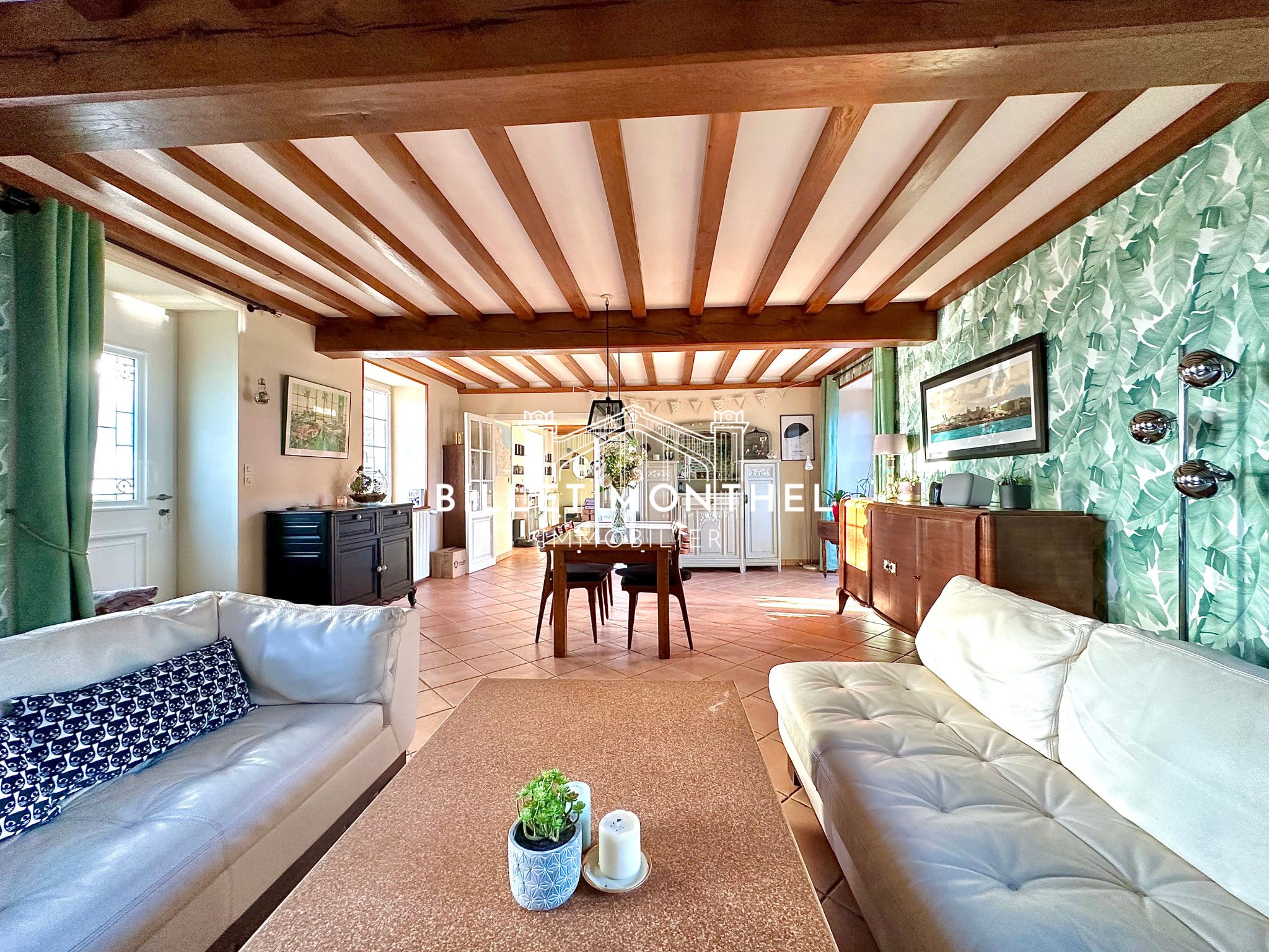 vue-canapé-salon-sejour-poutres-chene-maison-longere-propriété-pierre-omonville-immobilier-digosville-cherbourg