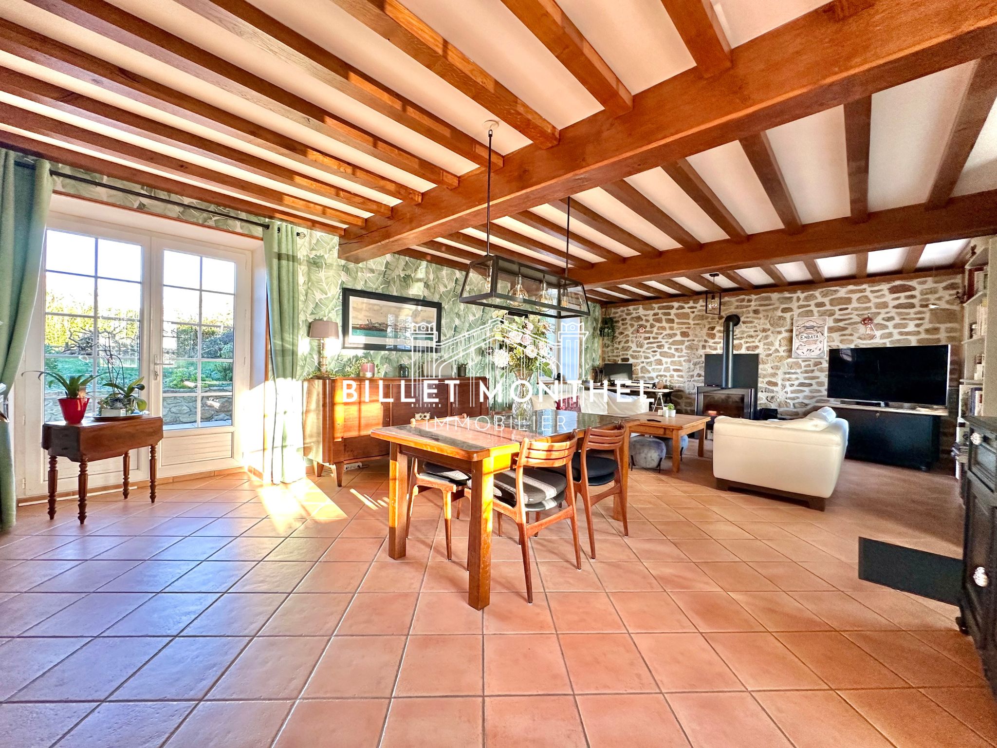 vue-ensemble-piece-vie-poele-bois-salon-sejour-poutres-chene-maison-longere-propriété-pierre-omonville-immobilier-digosville-cherbourg