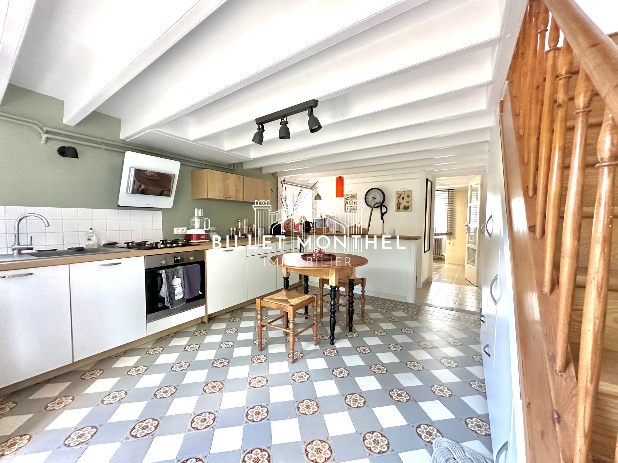 cuisine-amenagee-equipee-carreaux-ciment-anciens-maison-ville-ancienne-cherbourg