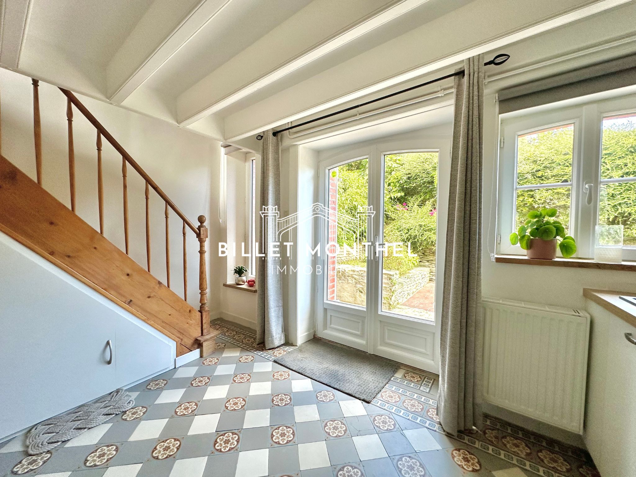 cuisine-aménagée-équipée-porte-acces-jardin-escalier-bois