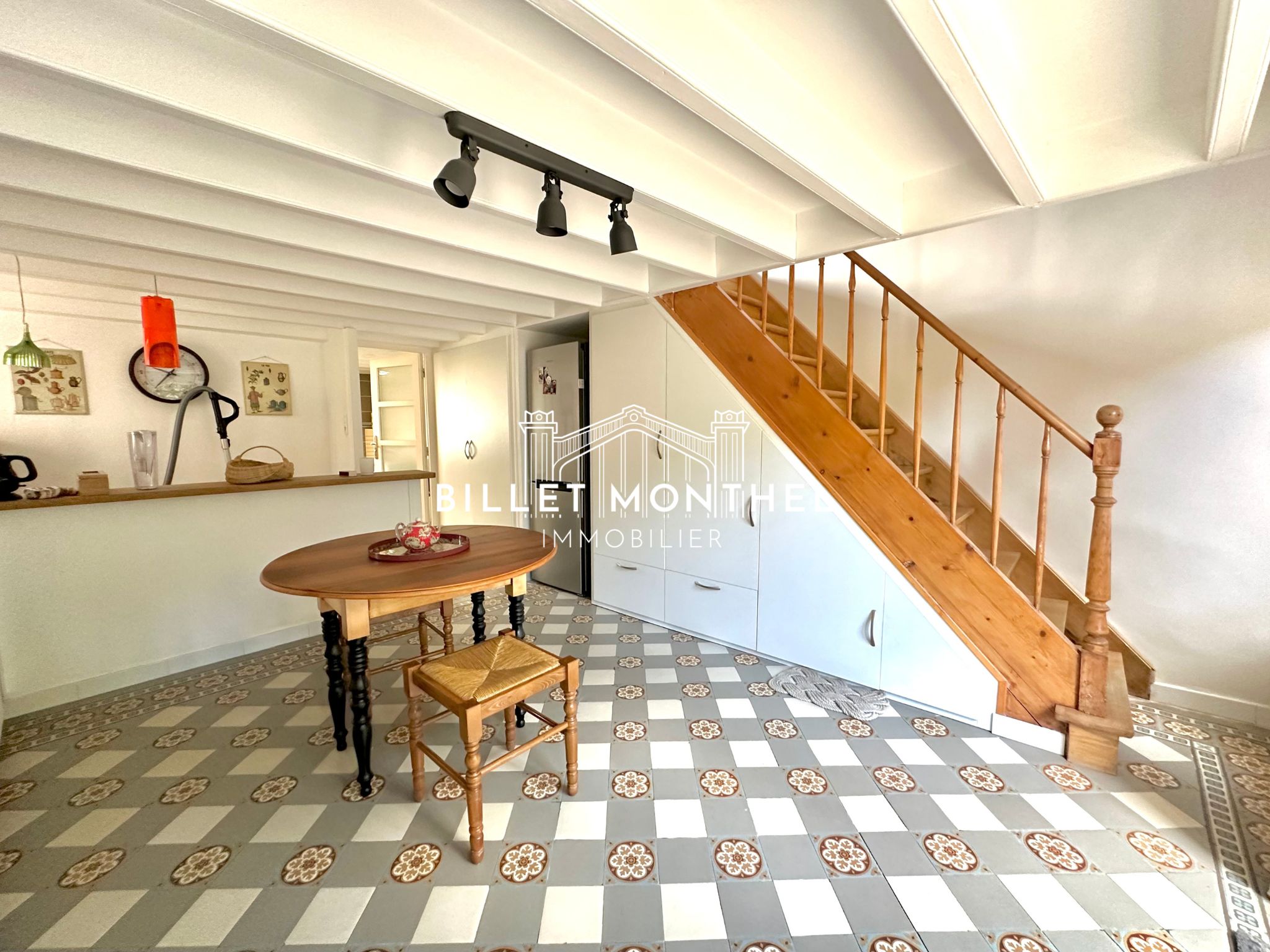 cuisine-amenagee-equipee-rangements-carreaux-ciment-anciens-maison-ville-ancienne-cherbourg