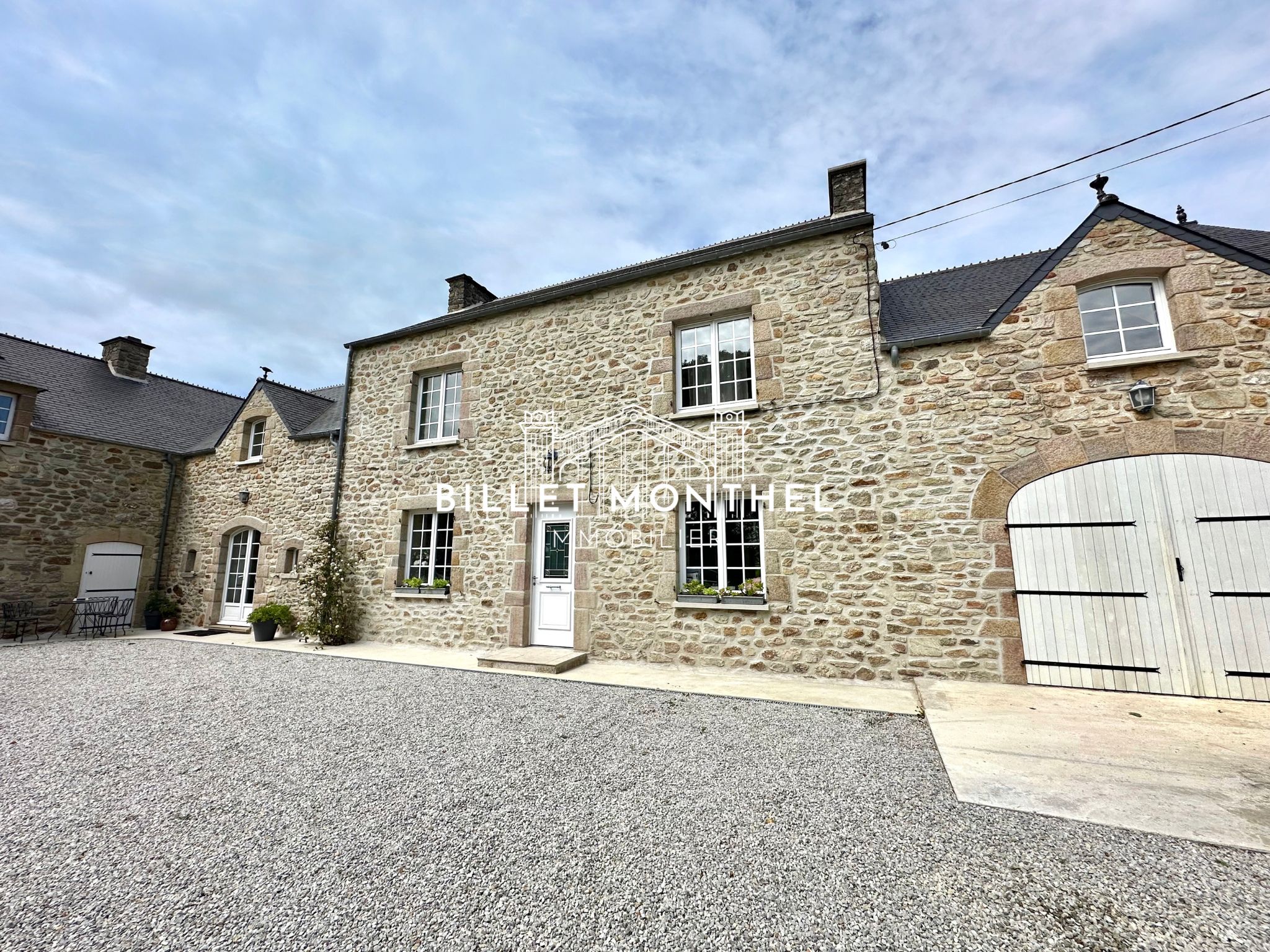 maison-digosville-vue-ensemble-exterieur-cour-soleil-agence-immobiliere-cherbourg