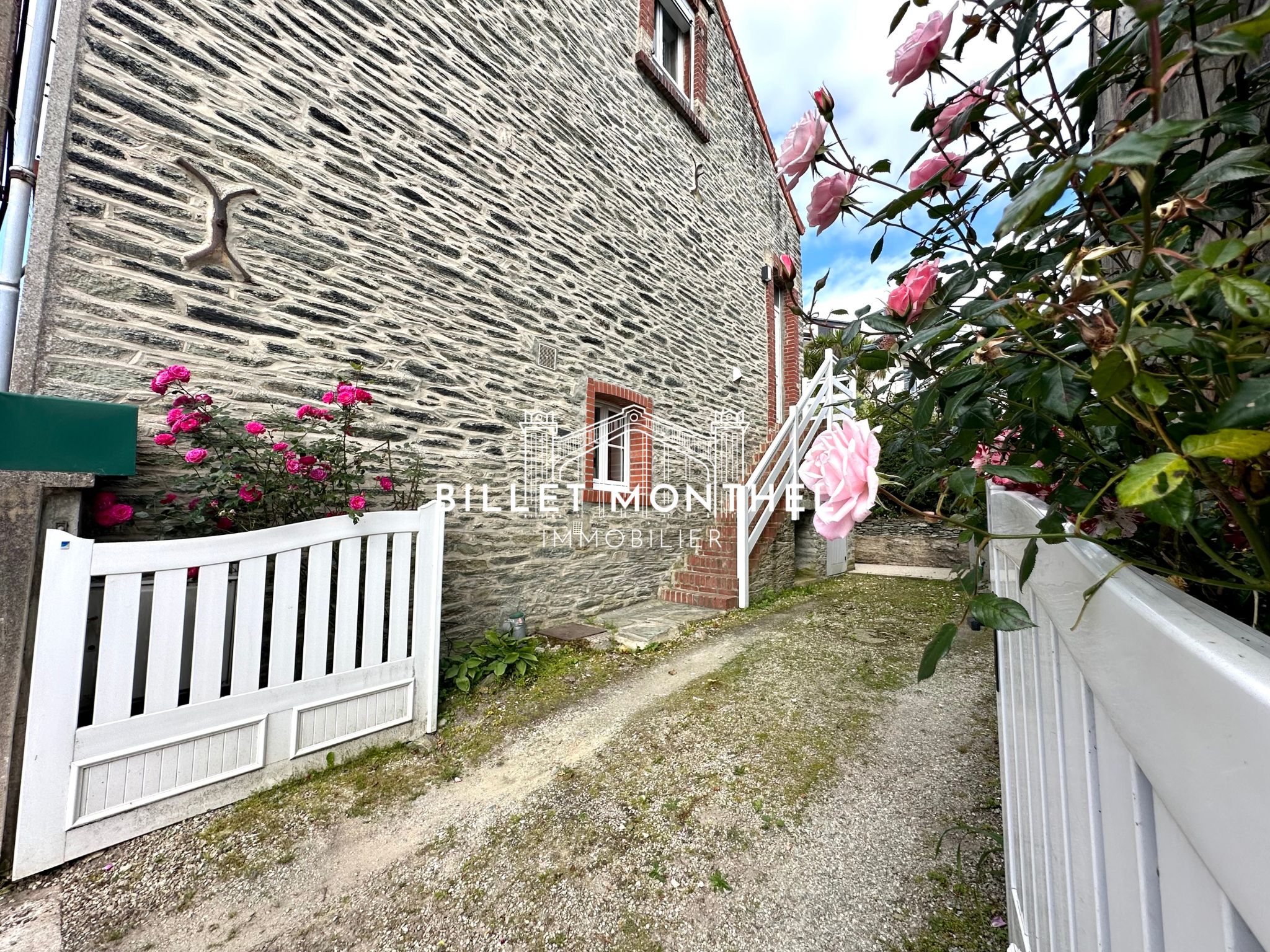 maison-stationnement-exterieur-cherbourg-roses