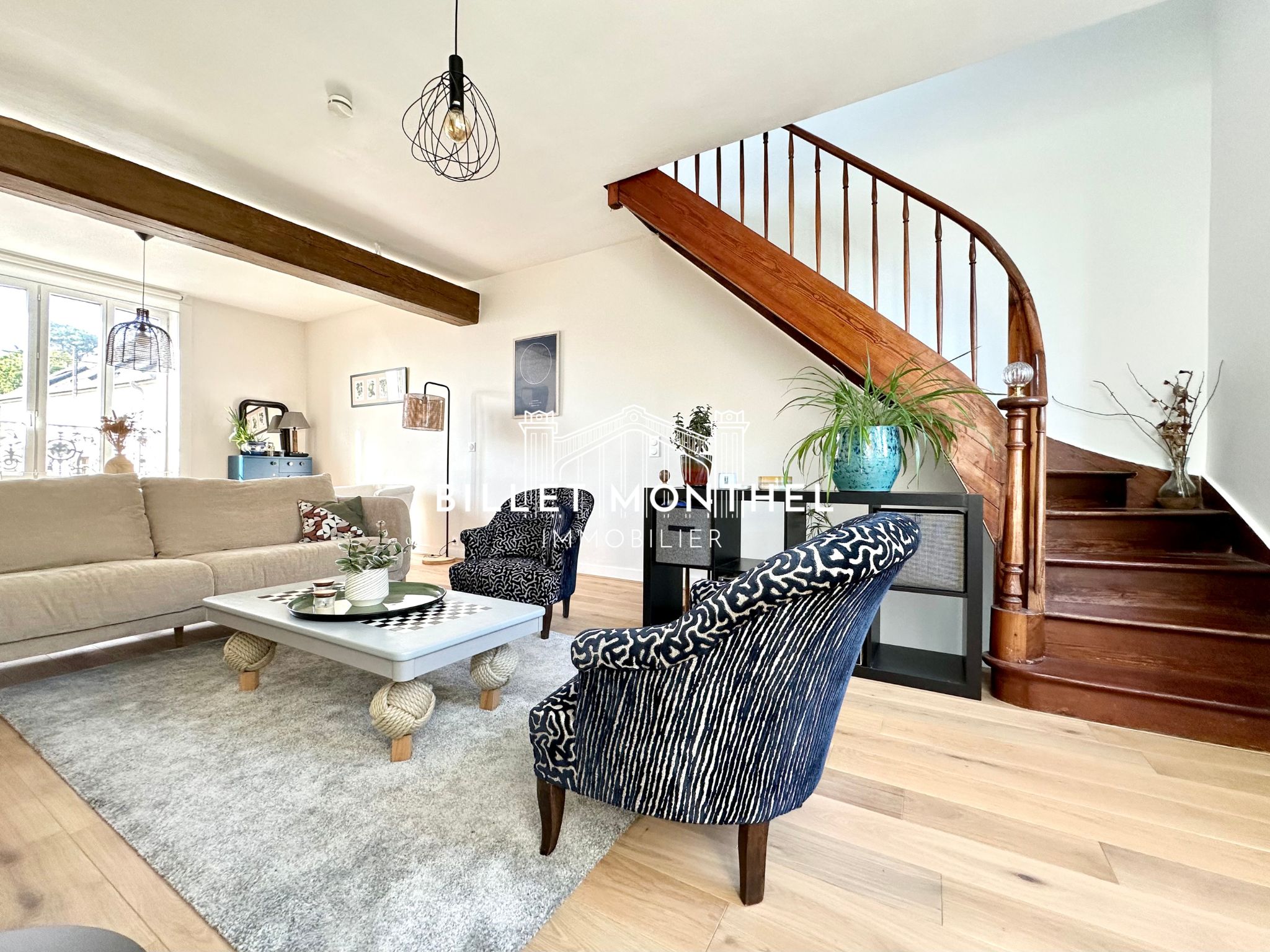 salon-séjour-poêle-granulés-escalier-parquet-chêne-canapé-fauteuil-cocooning-maison-ville-ancienne-cherbourg