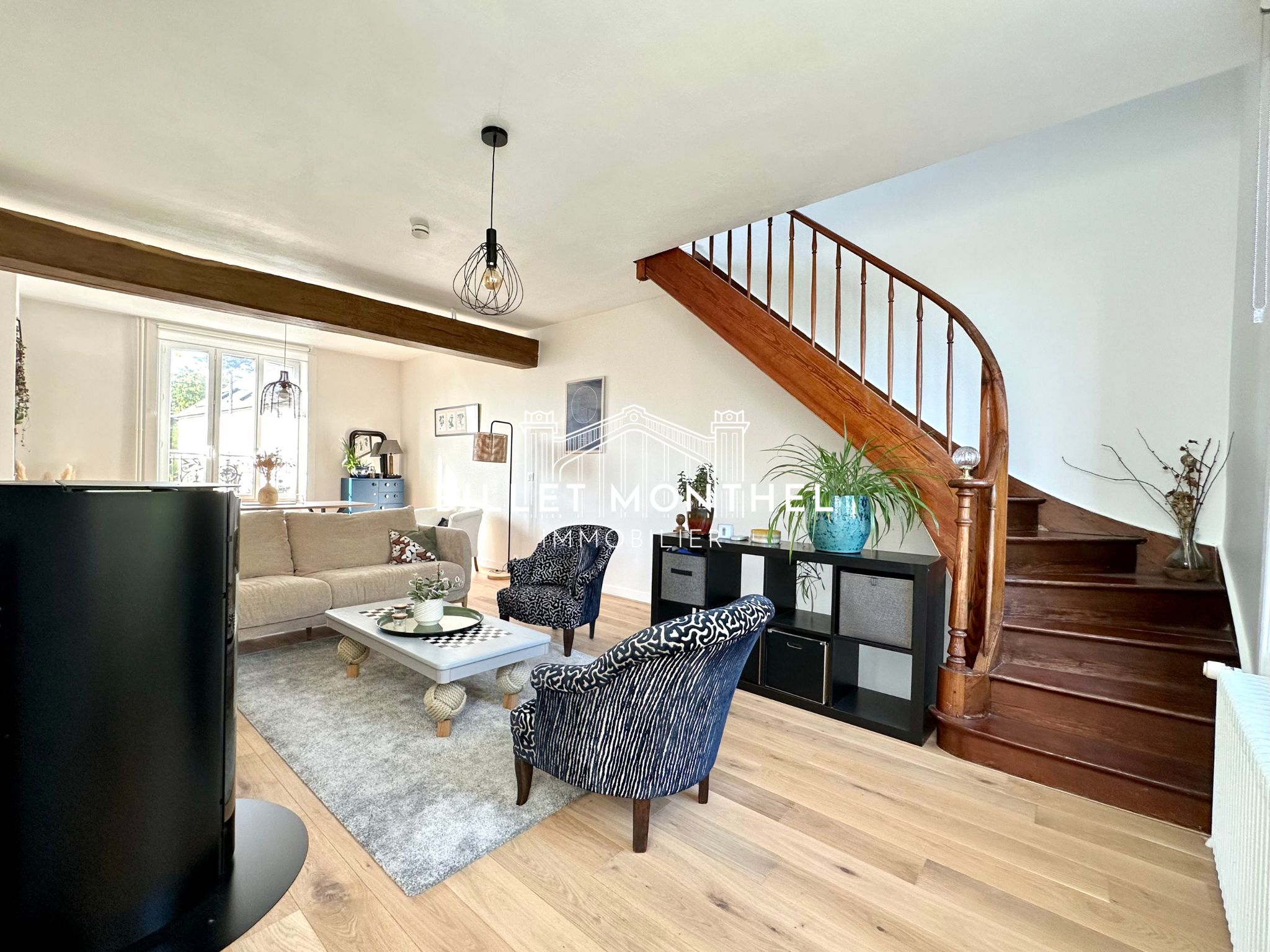 salon-séjour-poêle-granulés-escalier-parquet-chêne-canapé-maison-ville-ancienne-cherbourg