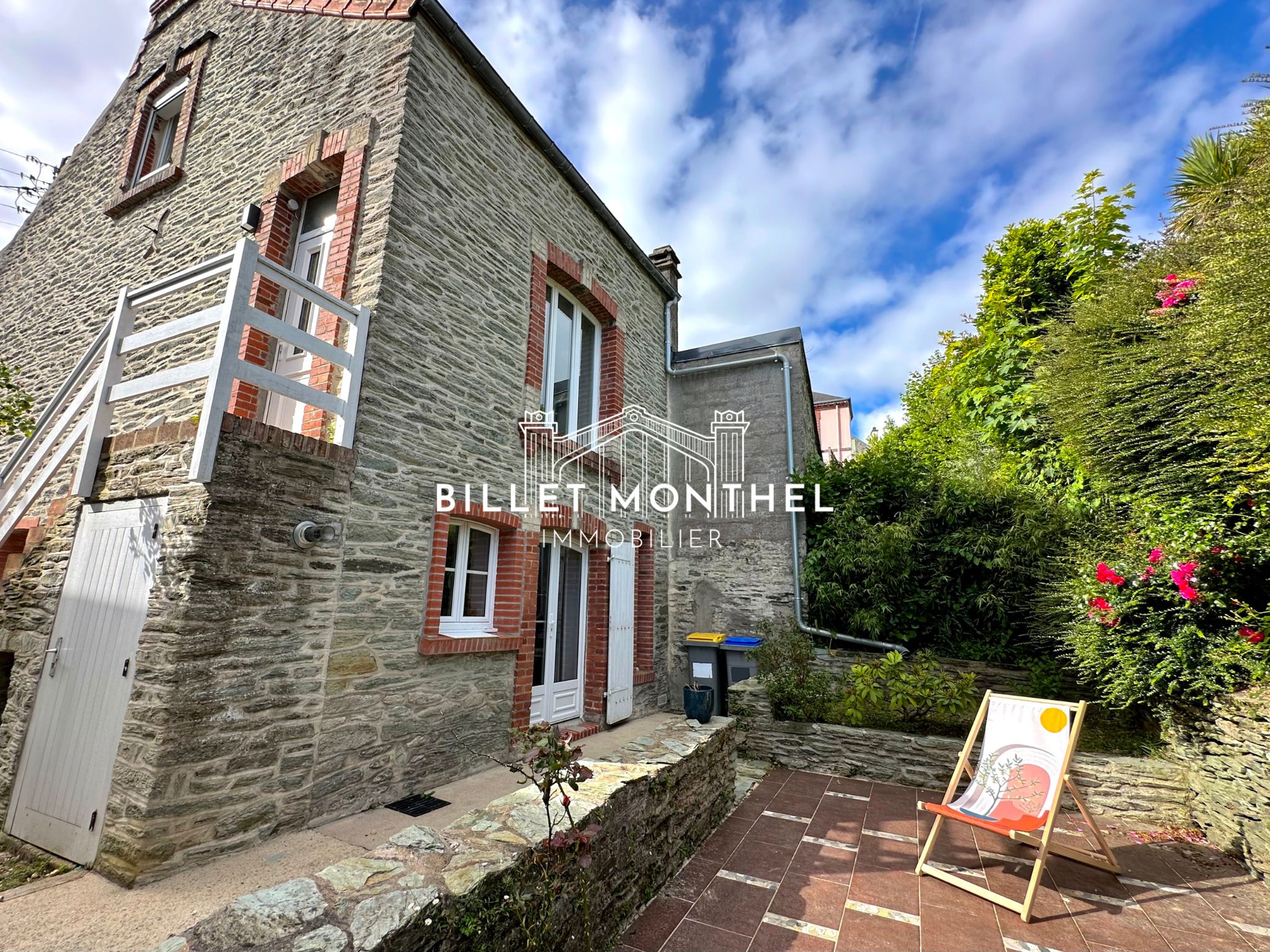 vue-exterieur-maison-ville-cherbourg-terrasse-jardin-transat