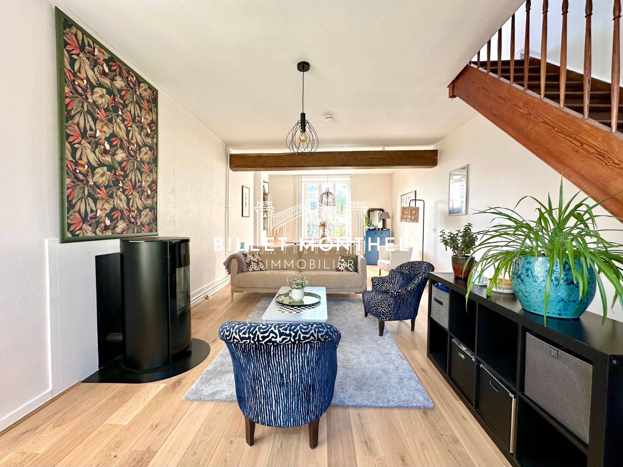 vue-longueur-salon-séjour-poêle-granulés-escalier-parquet-chêne-canapé-maison-ville-ancienne-cherbourg