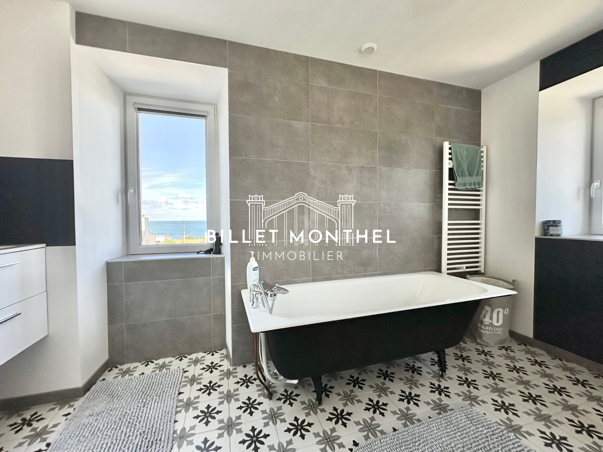 maison-bretteville-baignoire-carrelage-vue-mer-chambre-parquet