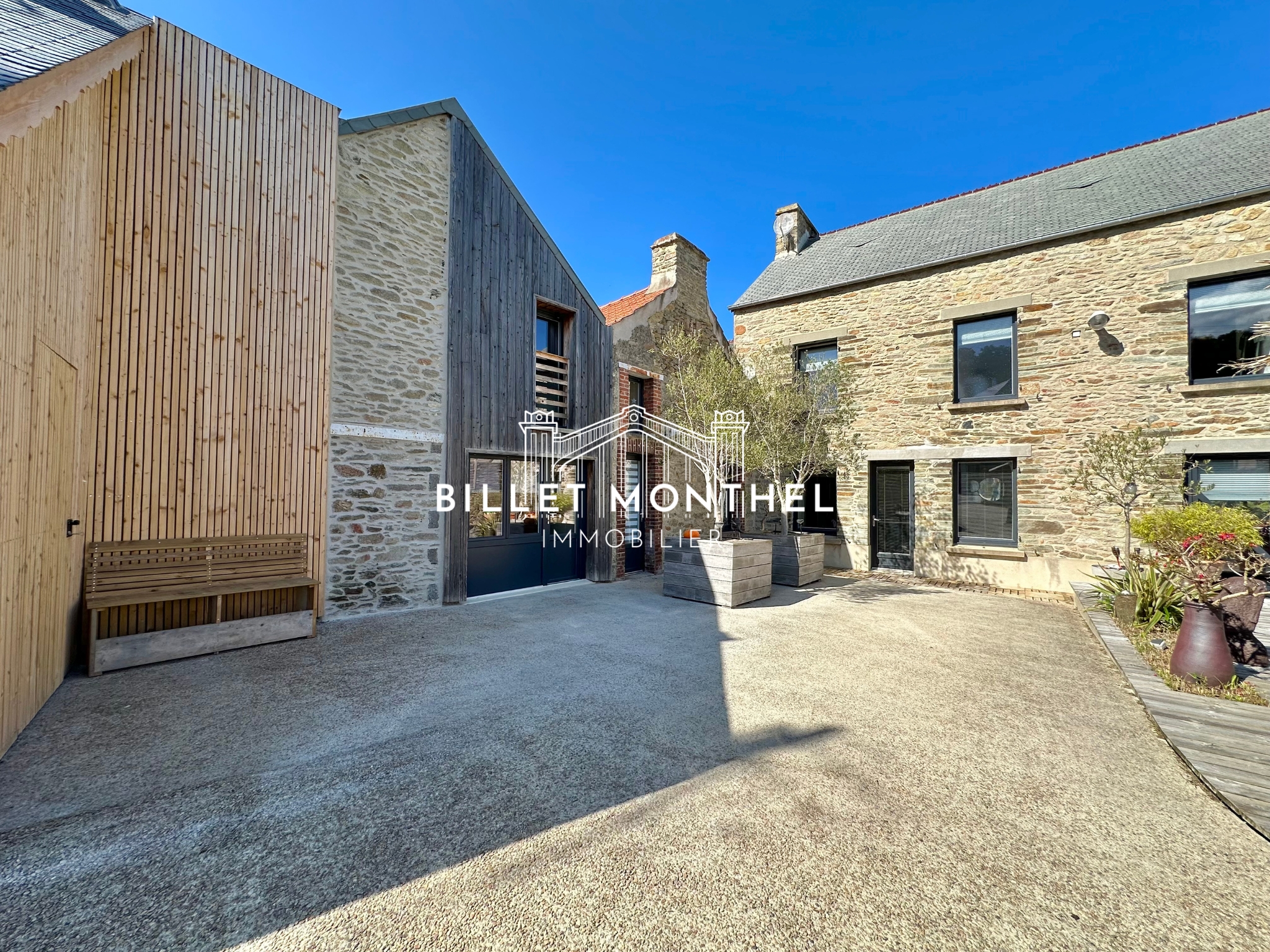 maison-bretteville-bardage-bois-cour-interieur