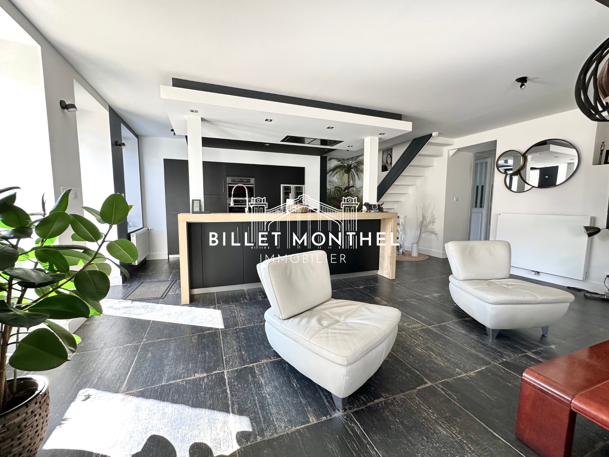 maison-bretteville-cuisine-amenagee-equipee-ilot-fauteuils