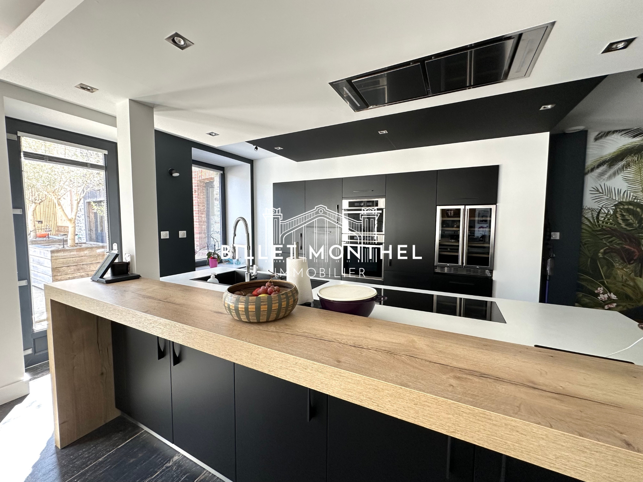 maison-bretteville-cuisine-moderne-noire-îlot-rangements-cave-vins