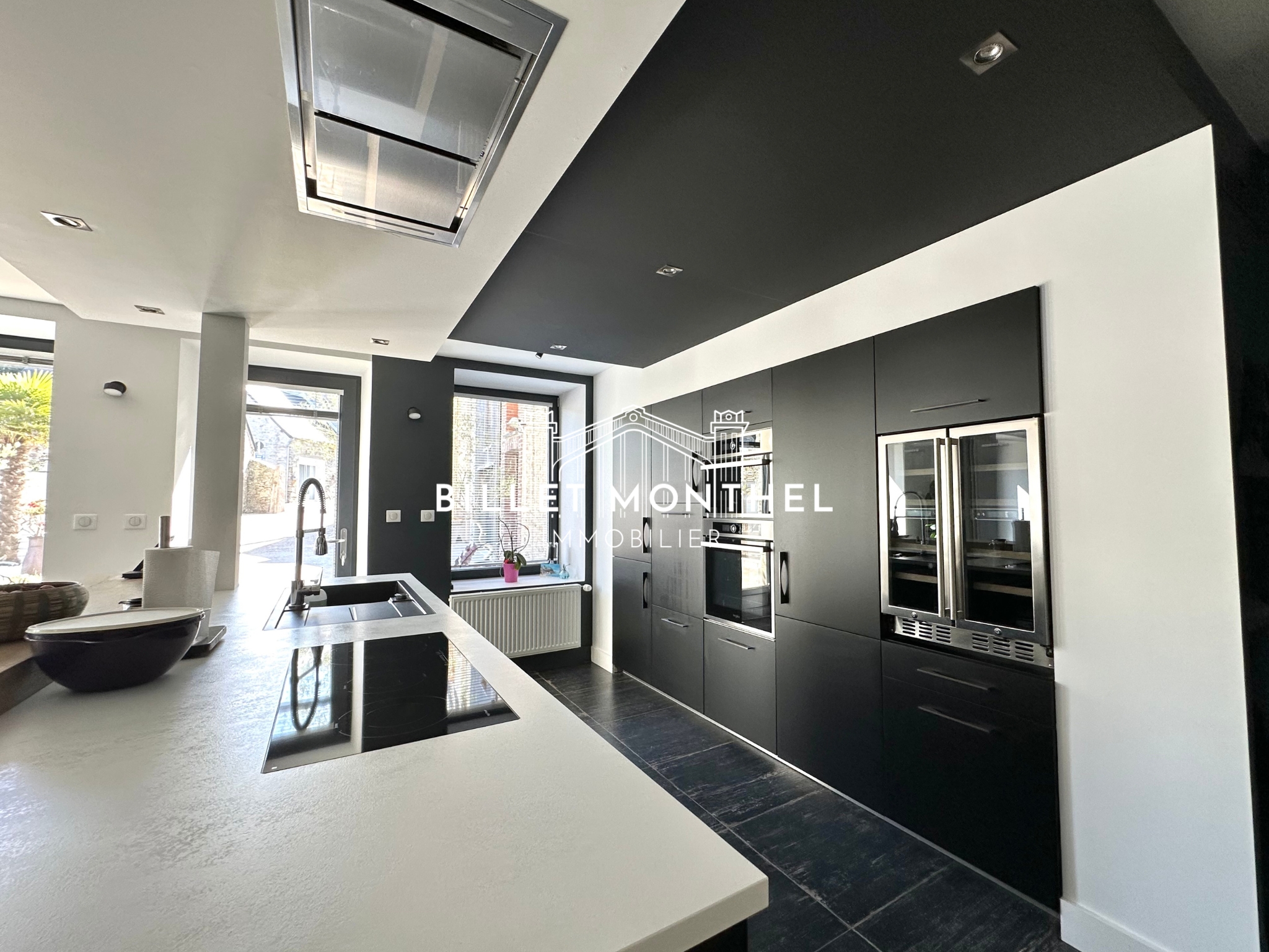 maison-bretteville-cuisine-moderne-noire-îlot-rangements-electromenager