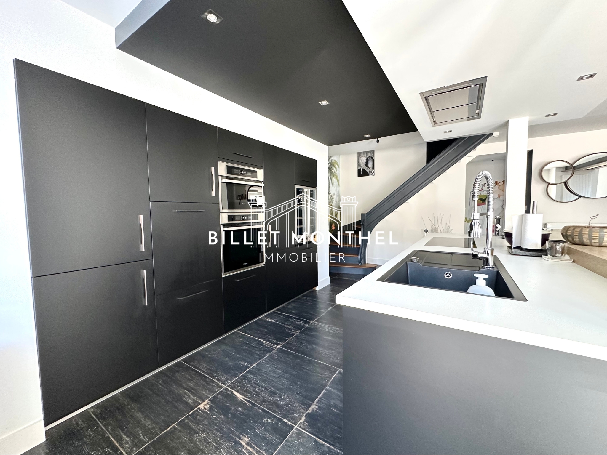 maison-bretteville-cuisine-moderne-noire-îlot-rangements