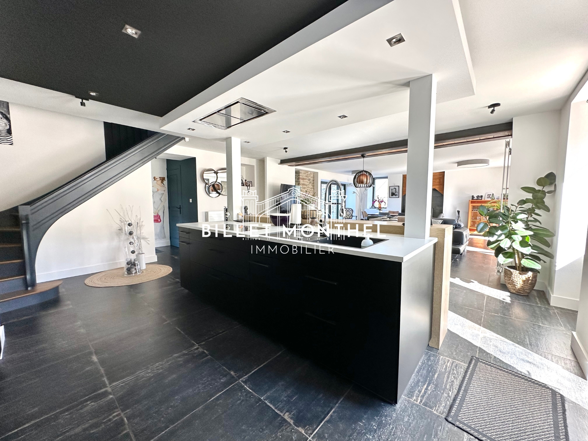 maison-bretteville-cuisine-moderne-noire-îlot-vue-sur-salon