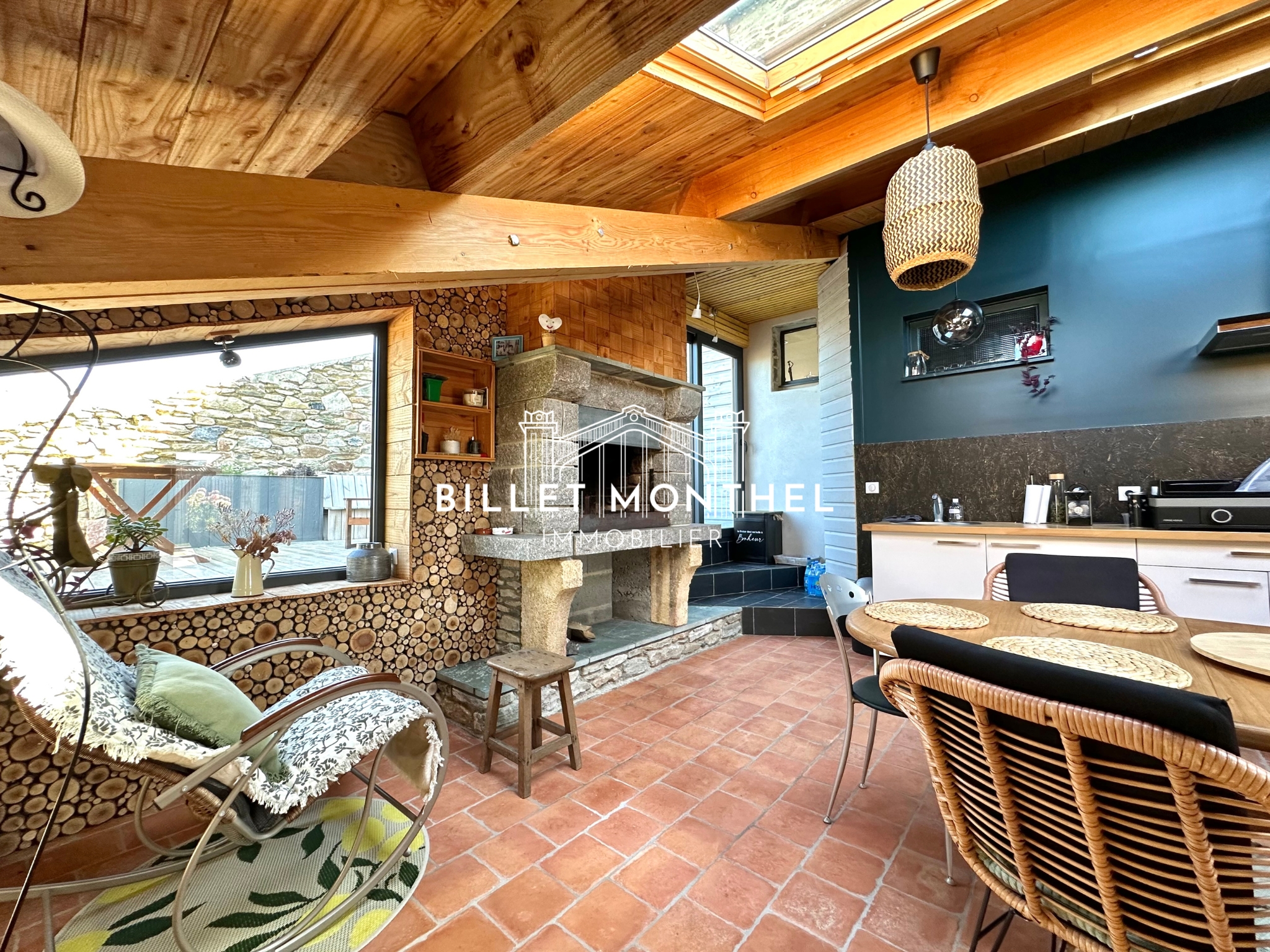 maison-bretteville-extension-cuisine-été-cheminee-fauteuil