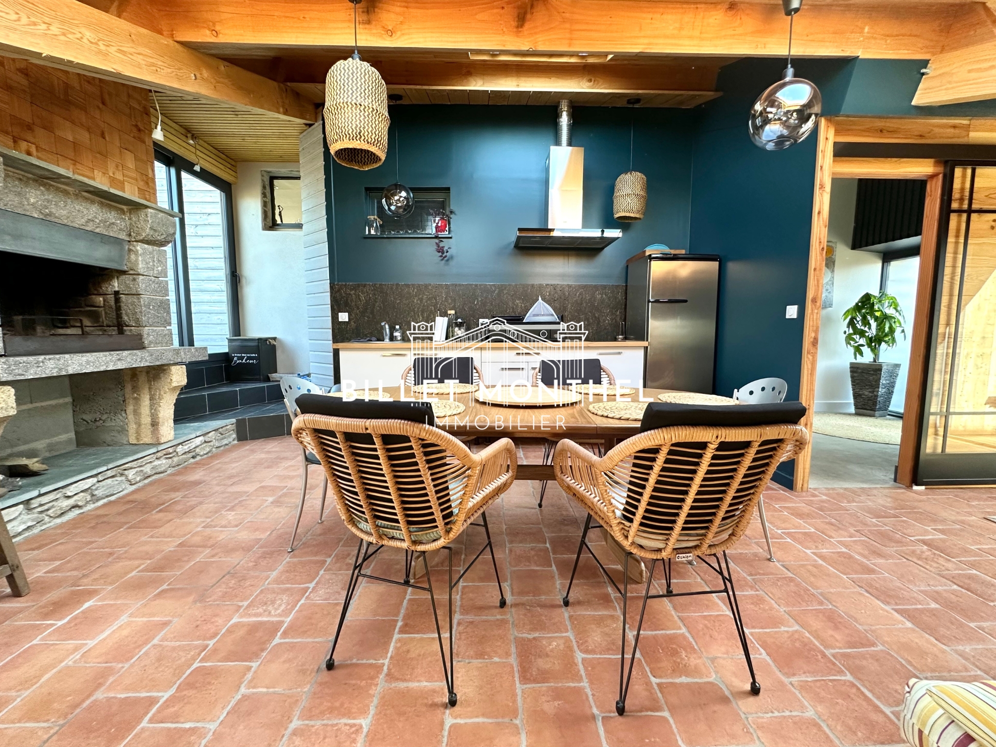 maison-bretteville-extension-cuisine-été-cheminee-table-manger