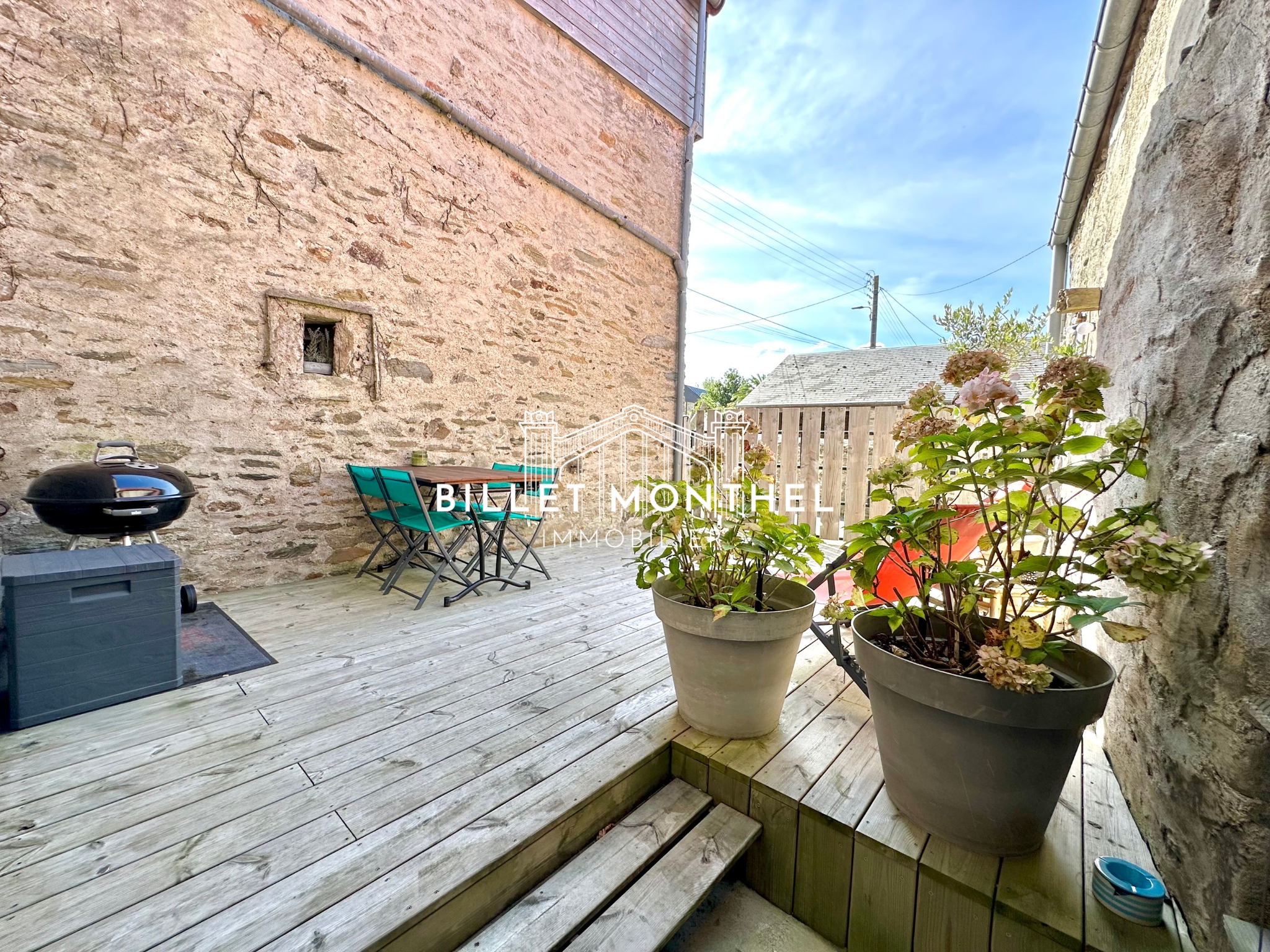 maison-bretteville-terrasse-bois-barbecue-acces-chemin