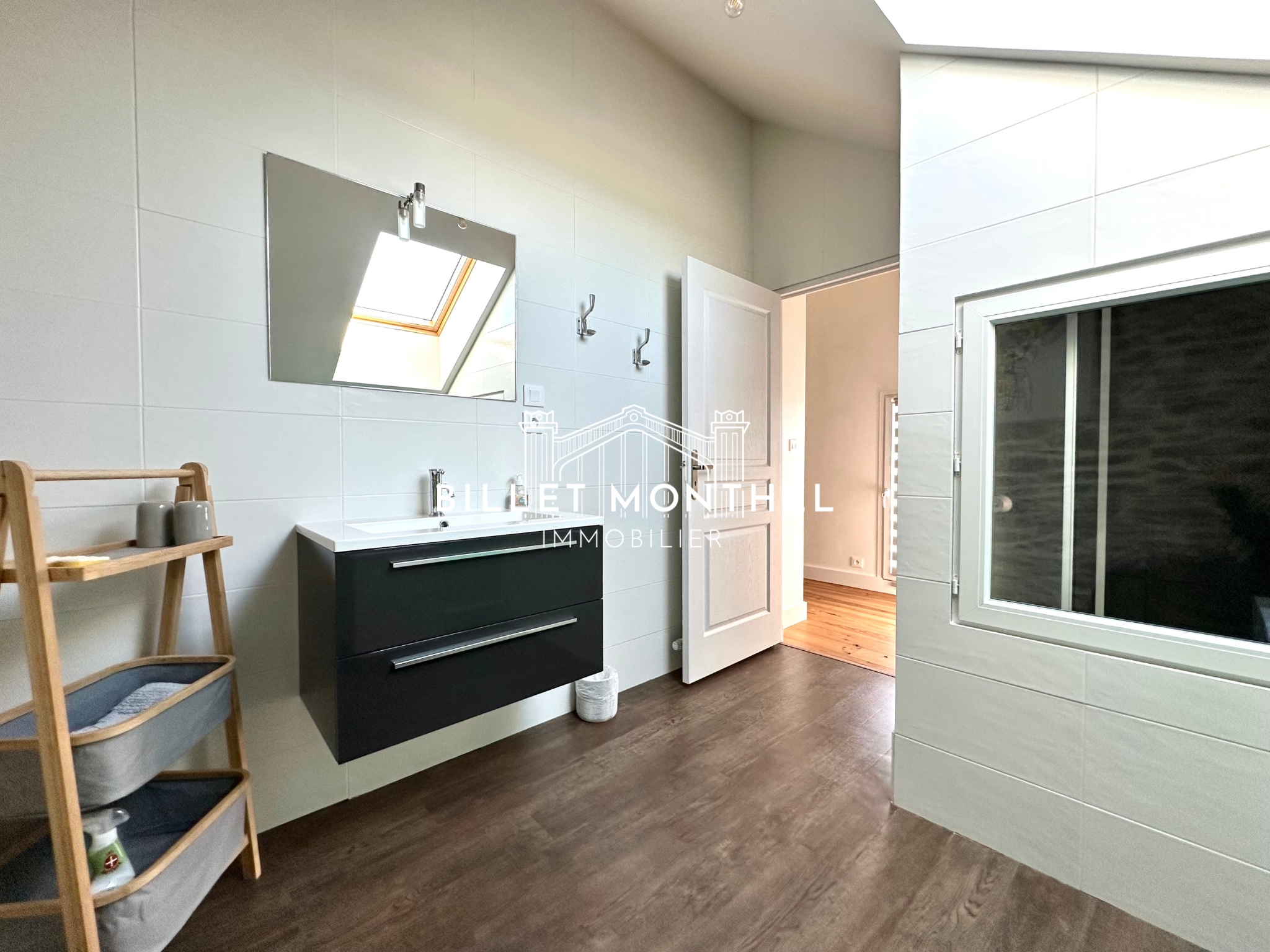 maison-bretteville-vasque-paniers-miroir-douche