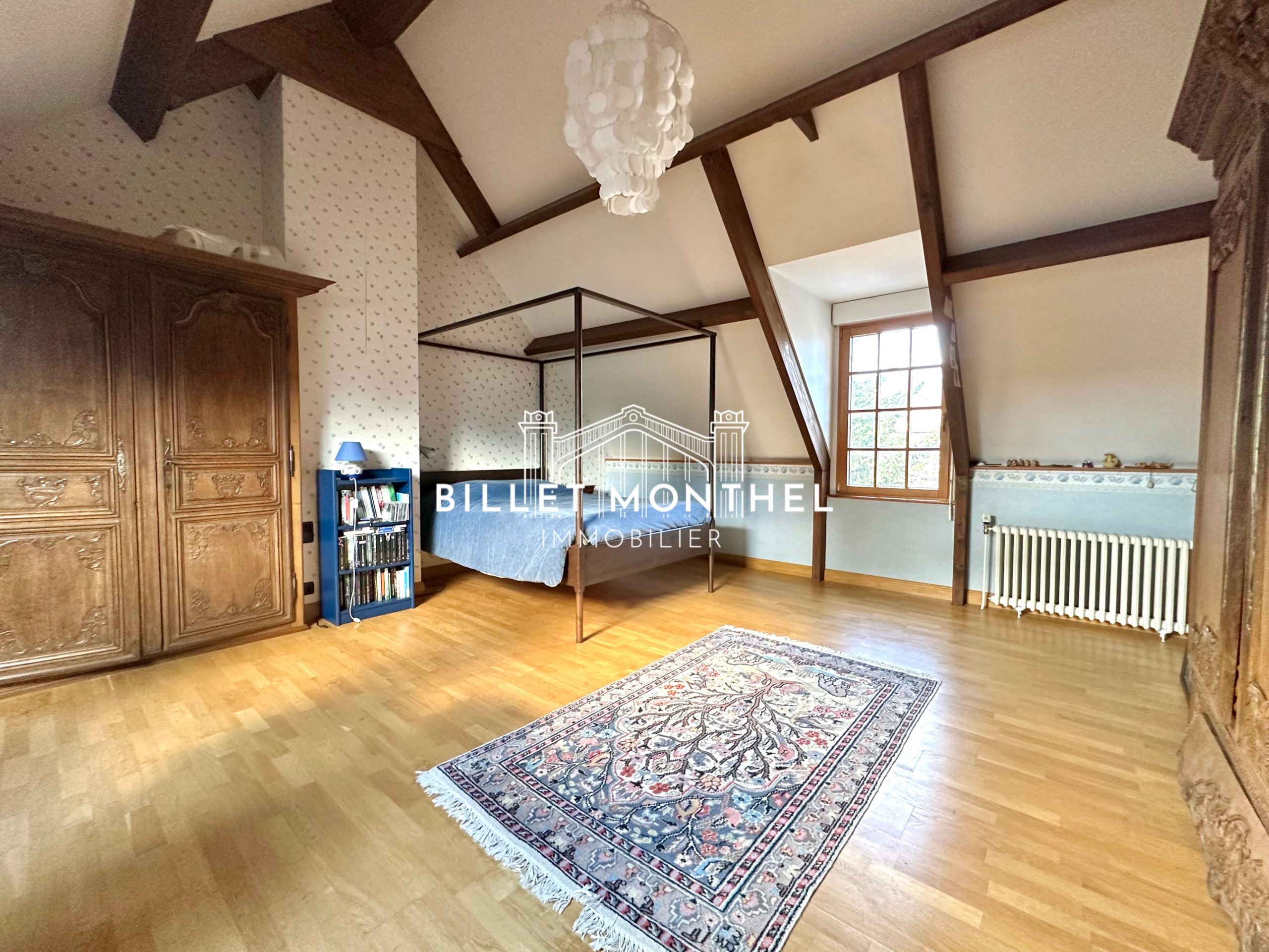 chambre-ancienne-mansardée-maison-maitre-saint-sauveur-à-vendre