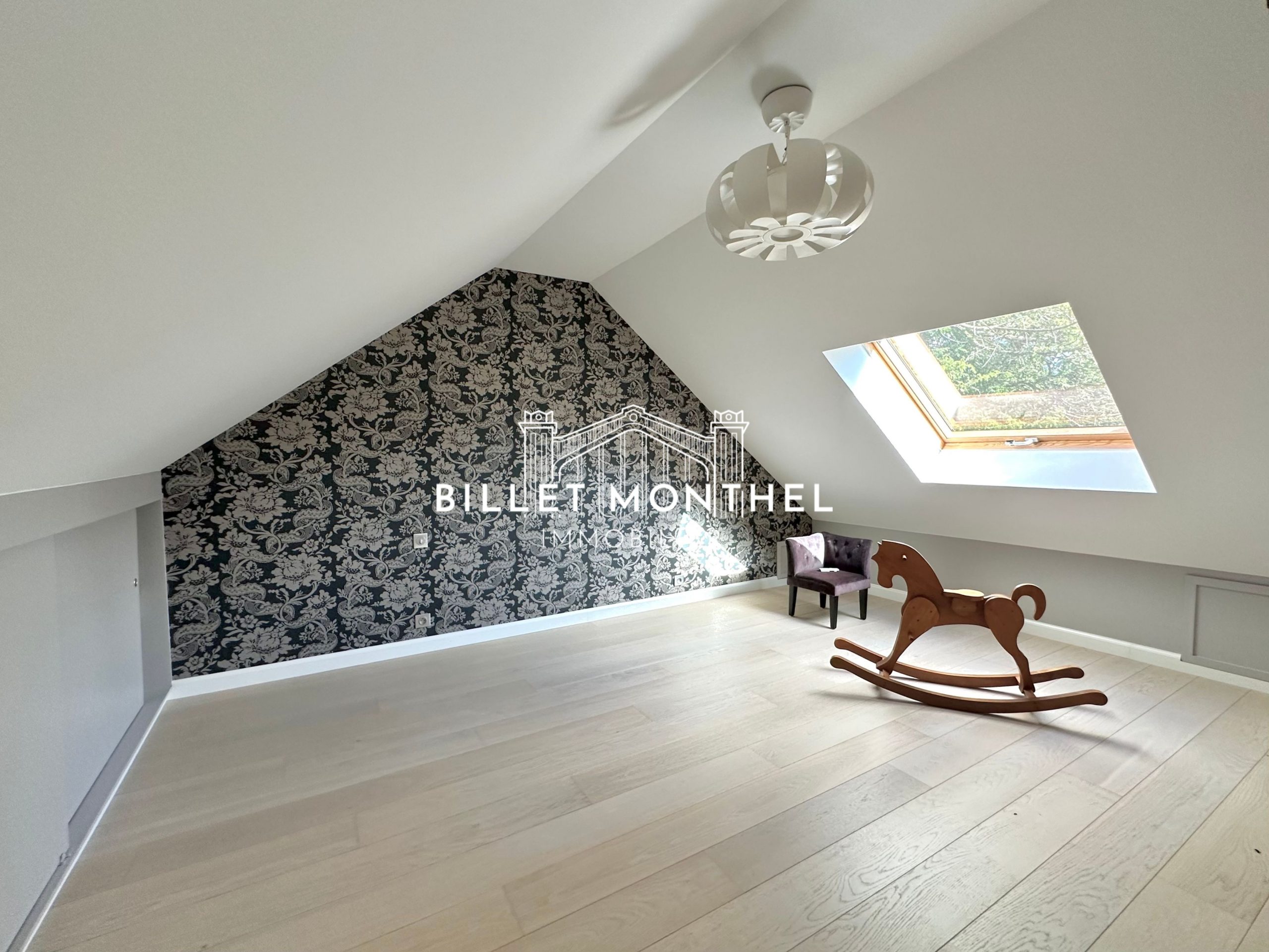 chambre-mansardée-rangements-maison-maitre-saint-sauveur-à-vendre