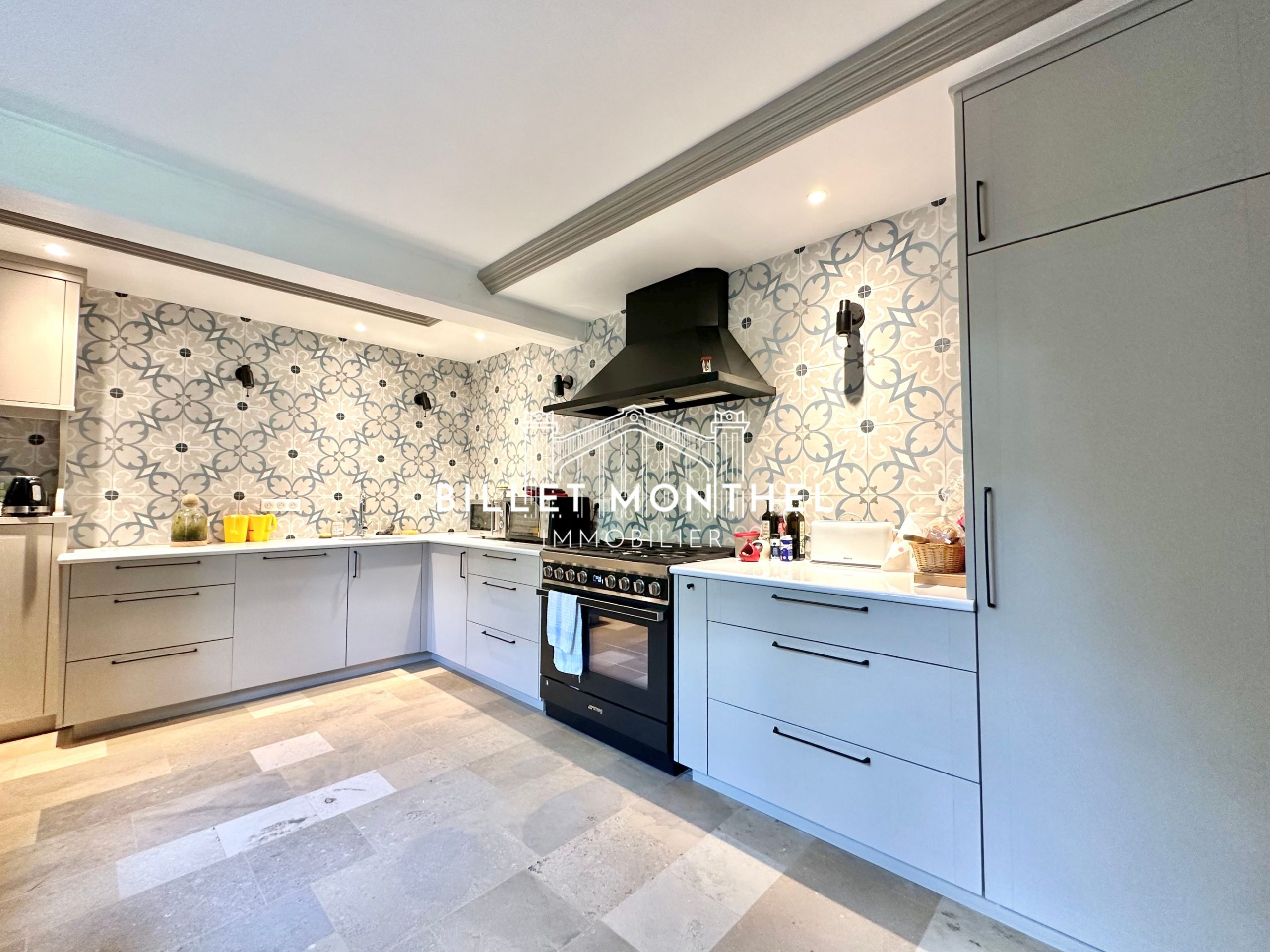 cuisine-amenagee-equipee-maison-maitre-saint-sauveur-à-vendre