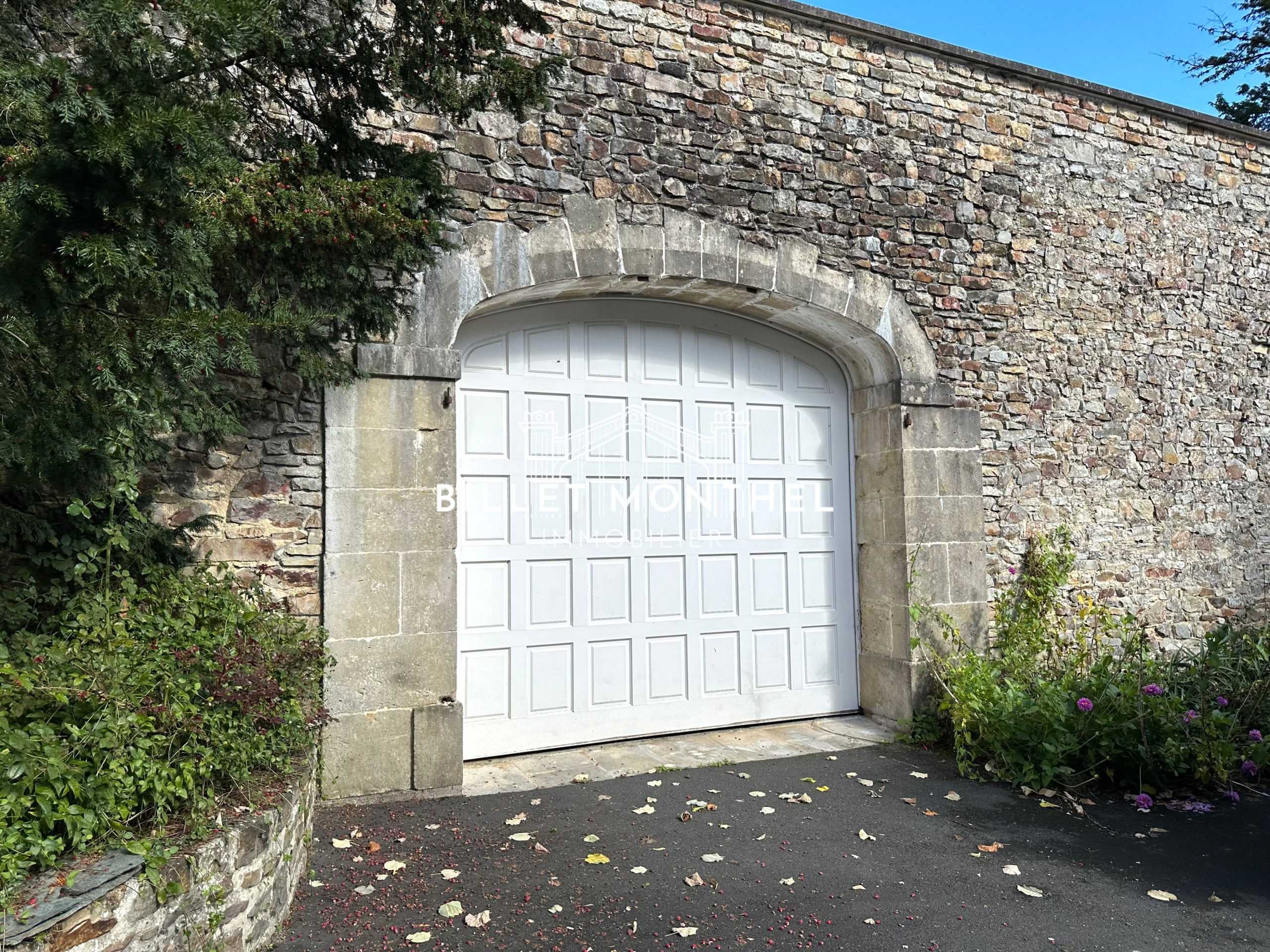 garage-maison-maitre-saint-sauveur-à-vendre