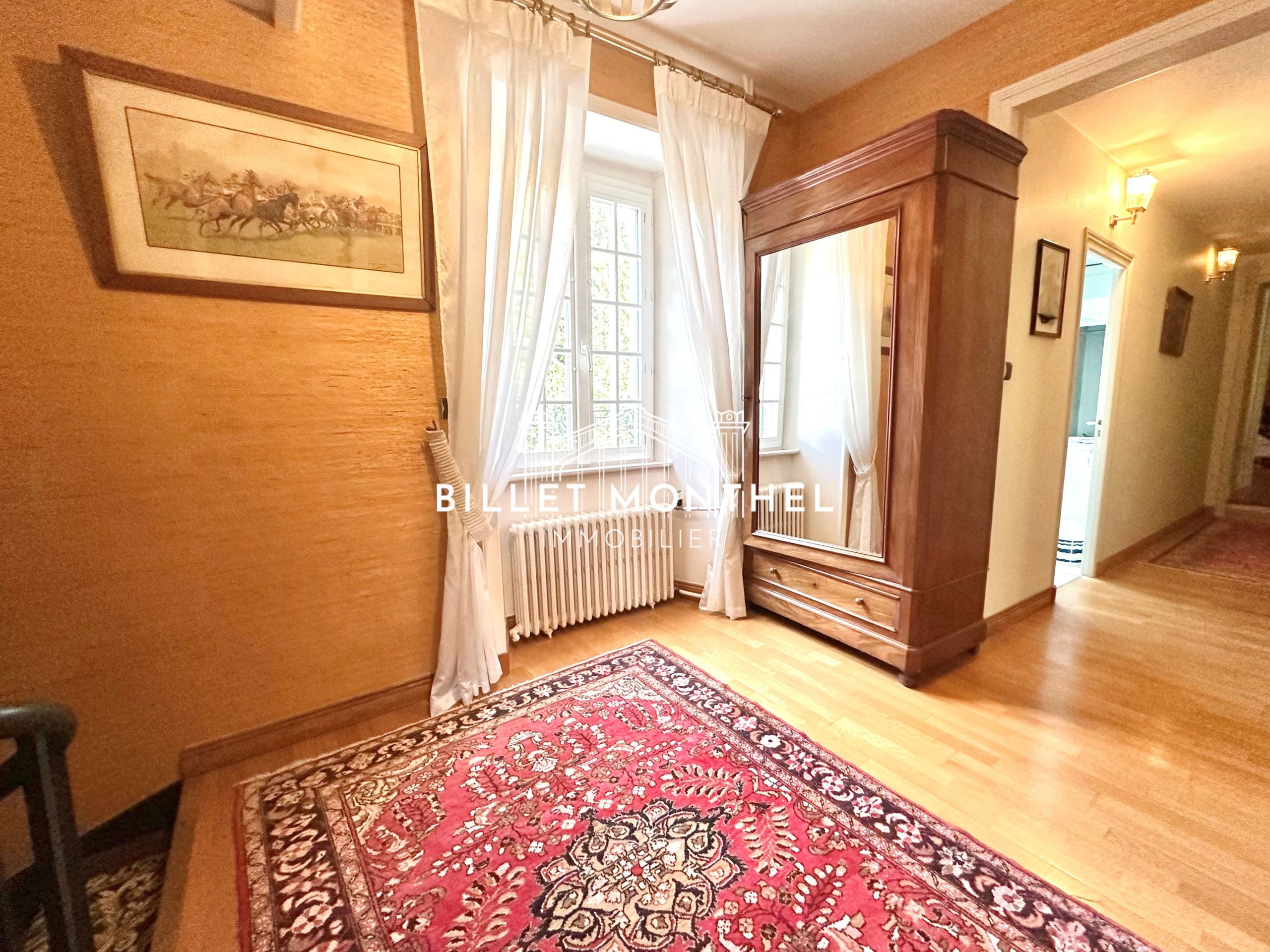 palier-couloir-placards-maison-maitre-saint-sauveur-à-vendre