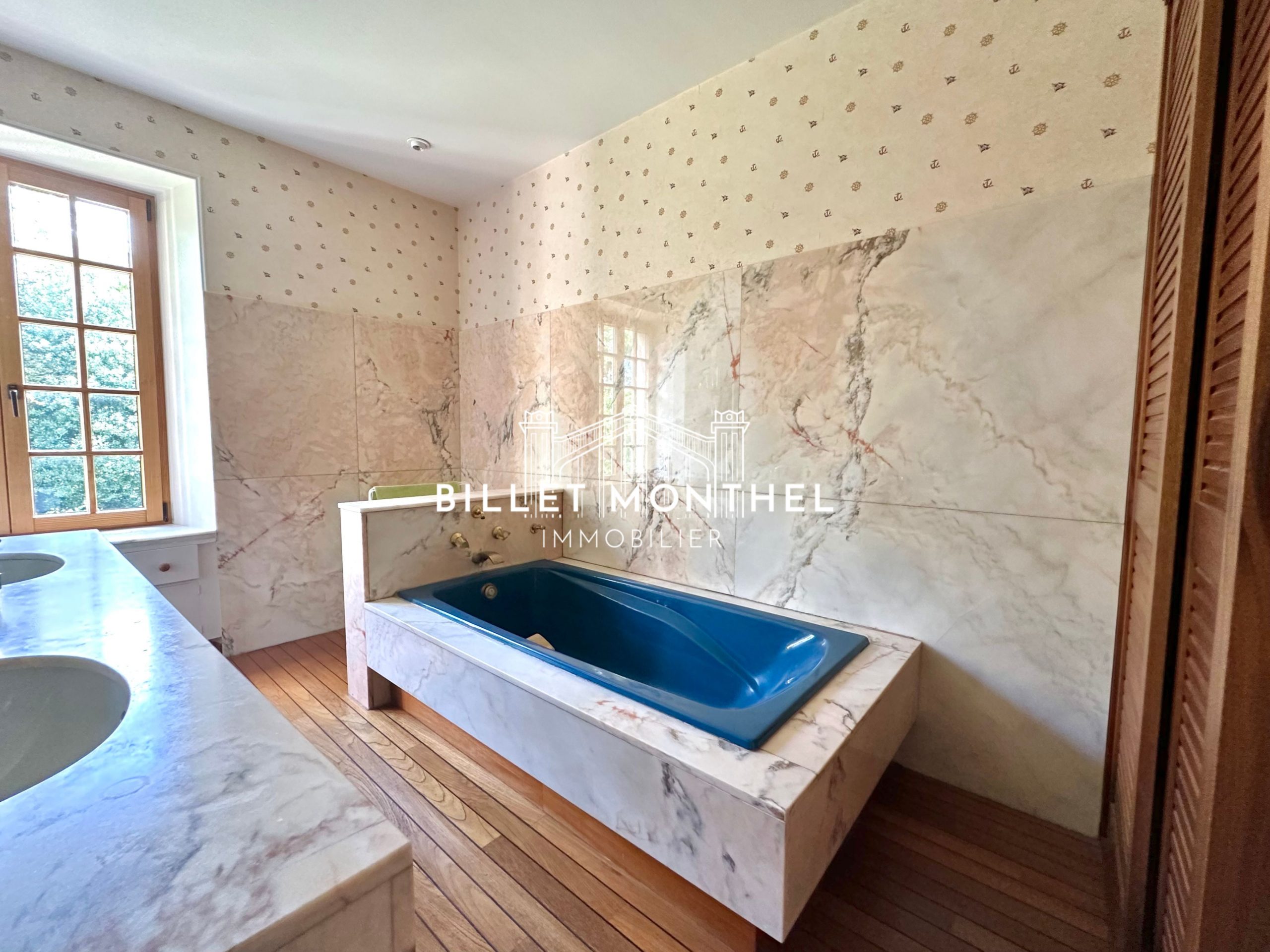 salle-bains-marbre-double-vasques-maison-maitre-saint-sauveur-à-vendre