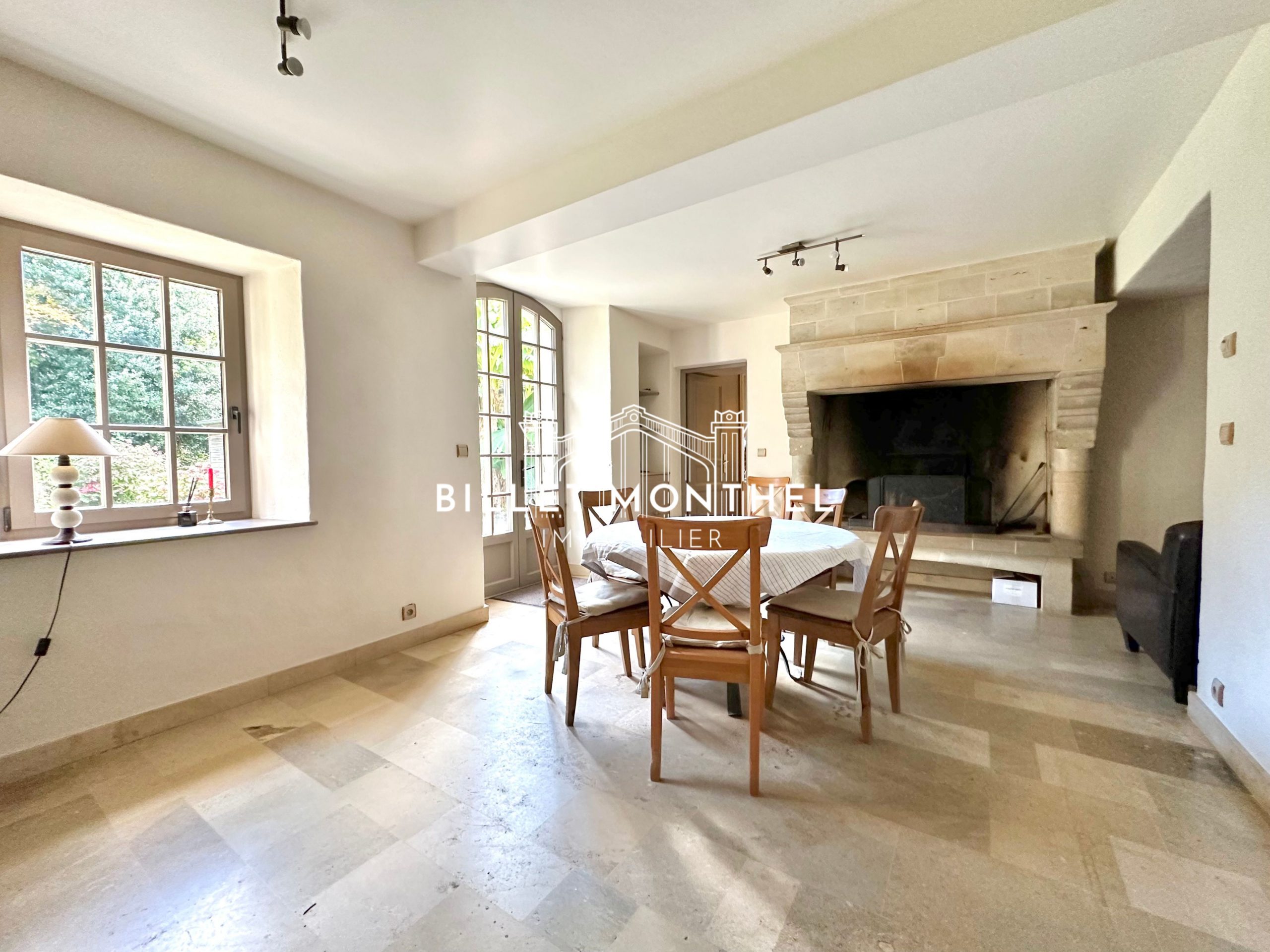 salle-manger-cheminee-acces-jardin-maison-maitre-saint-sauveur-à-vendre