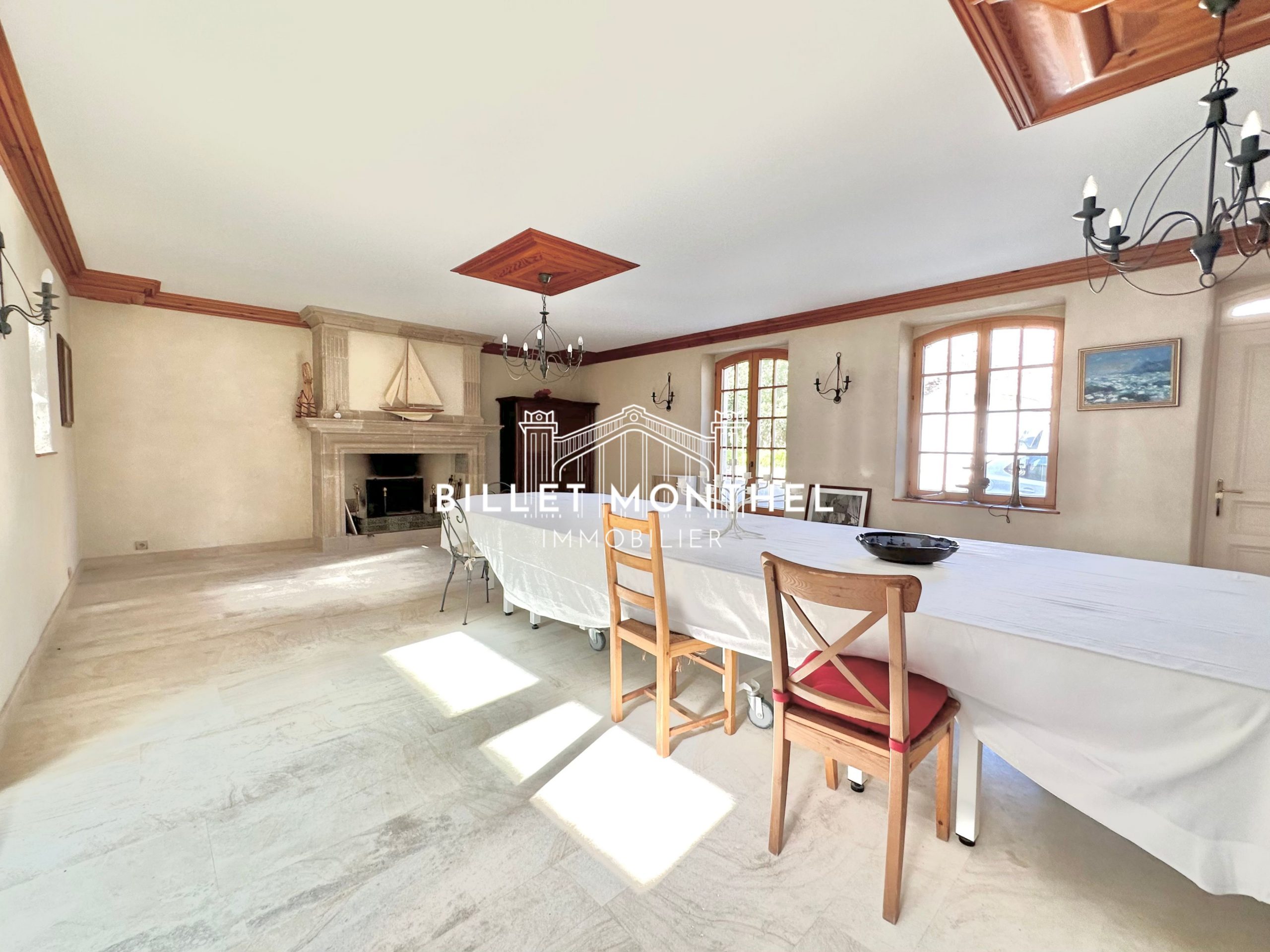 salle-réception-pierre-valognes-cheminee-maitre-saint-sauveur-à-vendre