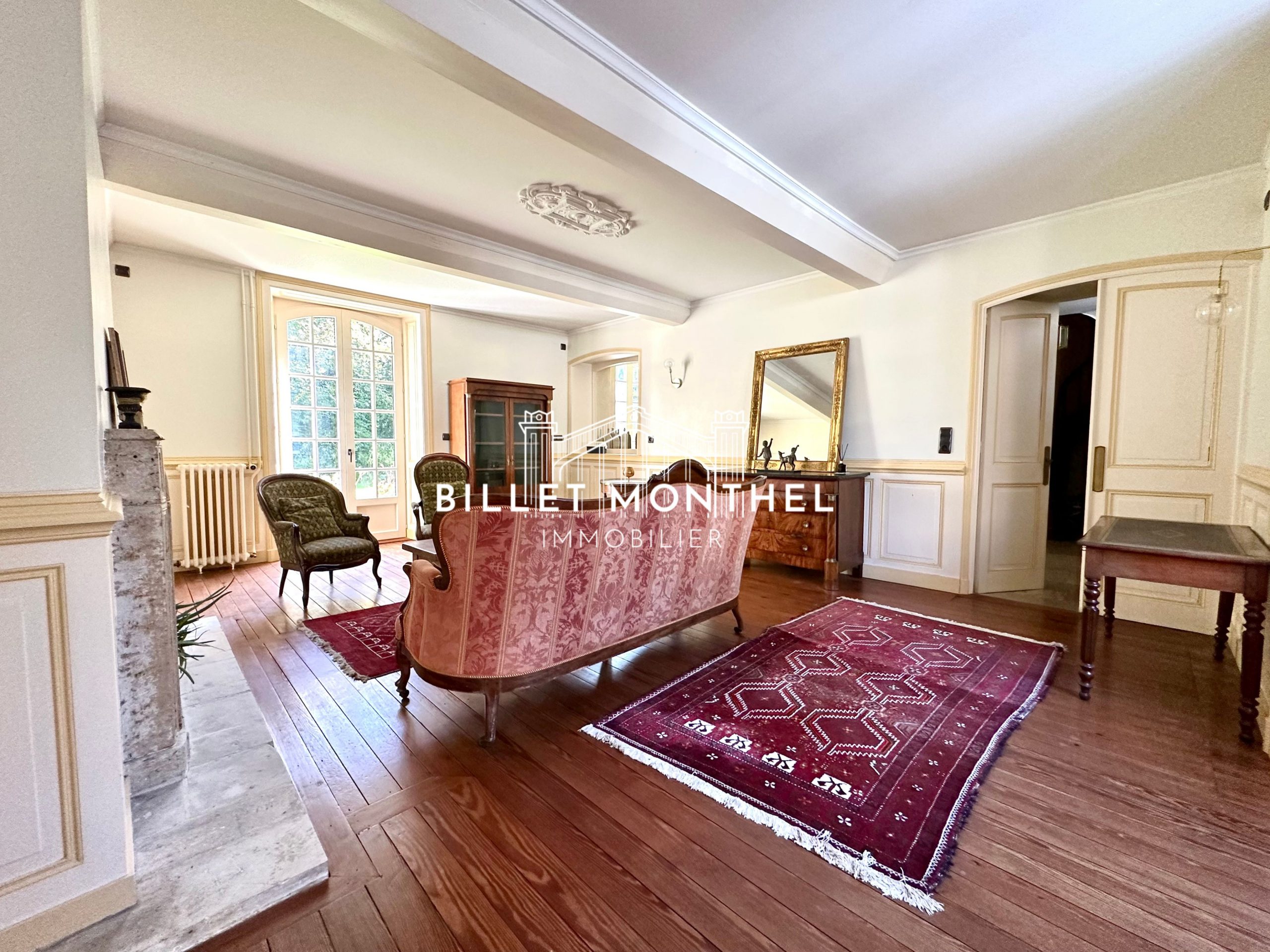 salon-parquet-cheminée-maison-maitre-saint-sauveur-à-vendre