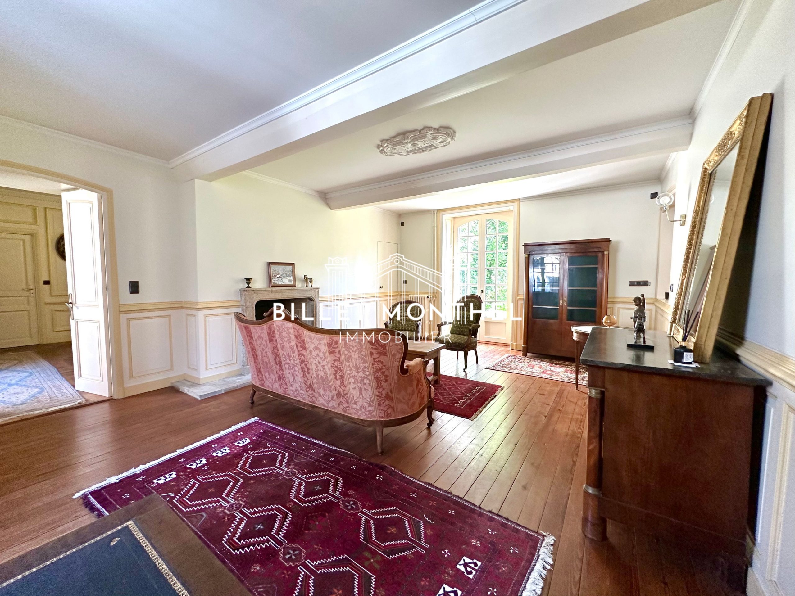 salon-parquet-cheminée-moulures-maison-maitre-saint-sauveur-à-vendre