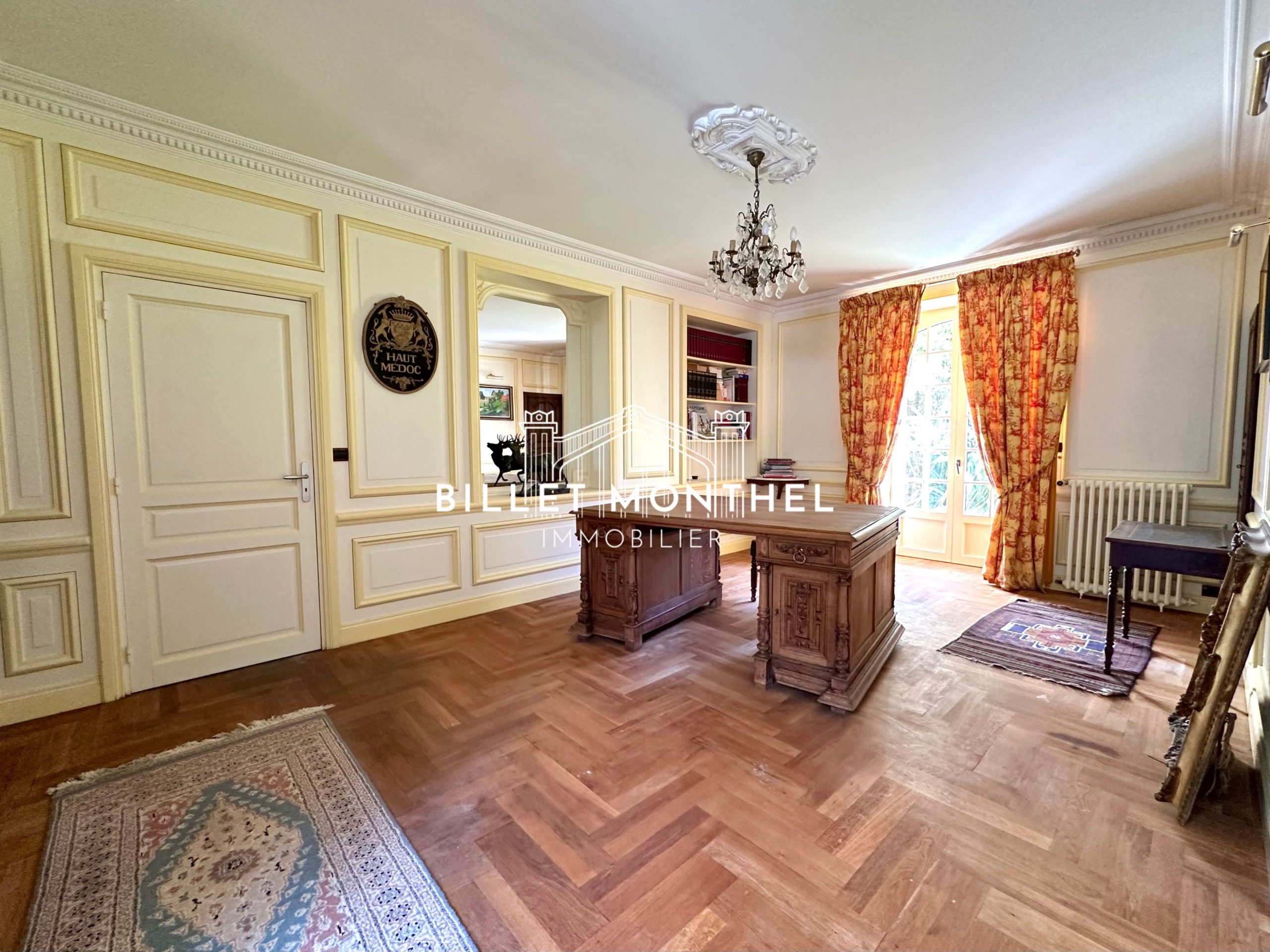 salon-parquet-miroir-bibliotheque-bureau-maison-maitre-saint-sauveur-à-vendre