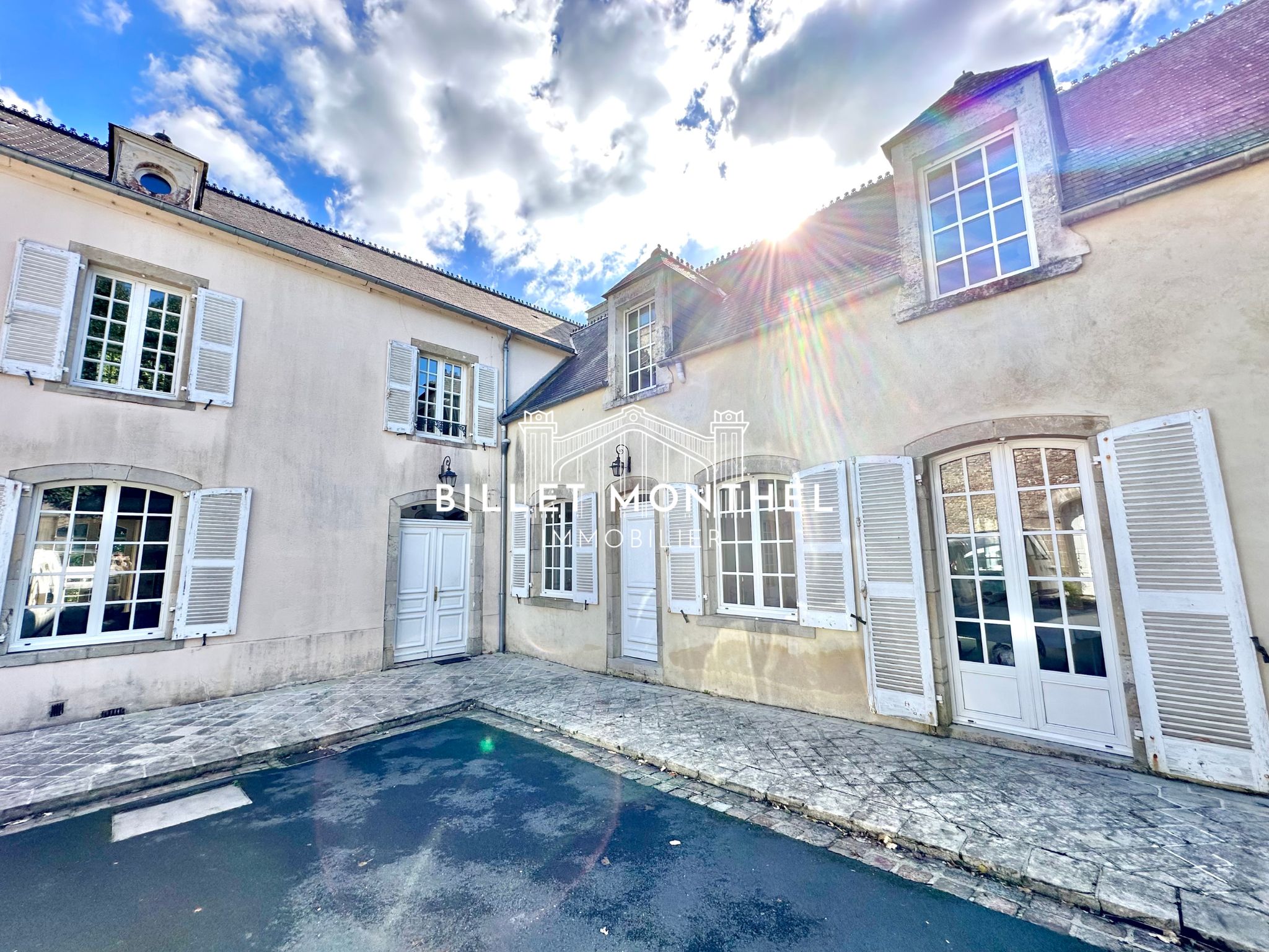 vue-ensemble-extérieur-maison-maitre-saint-sauveur-à-vendre