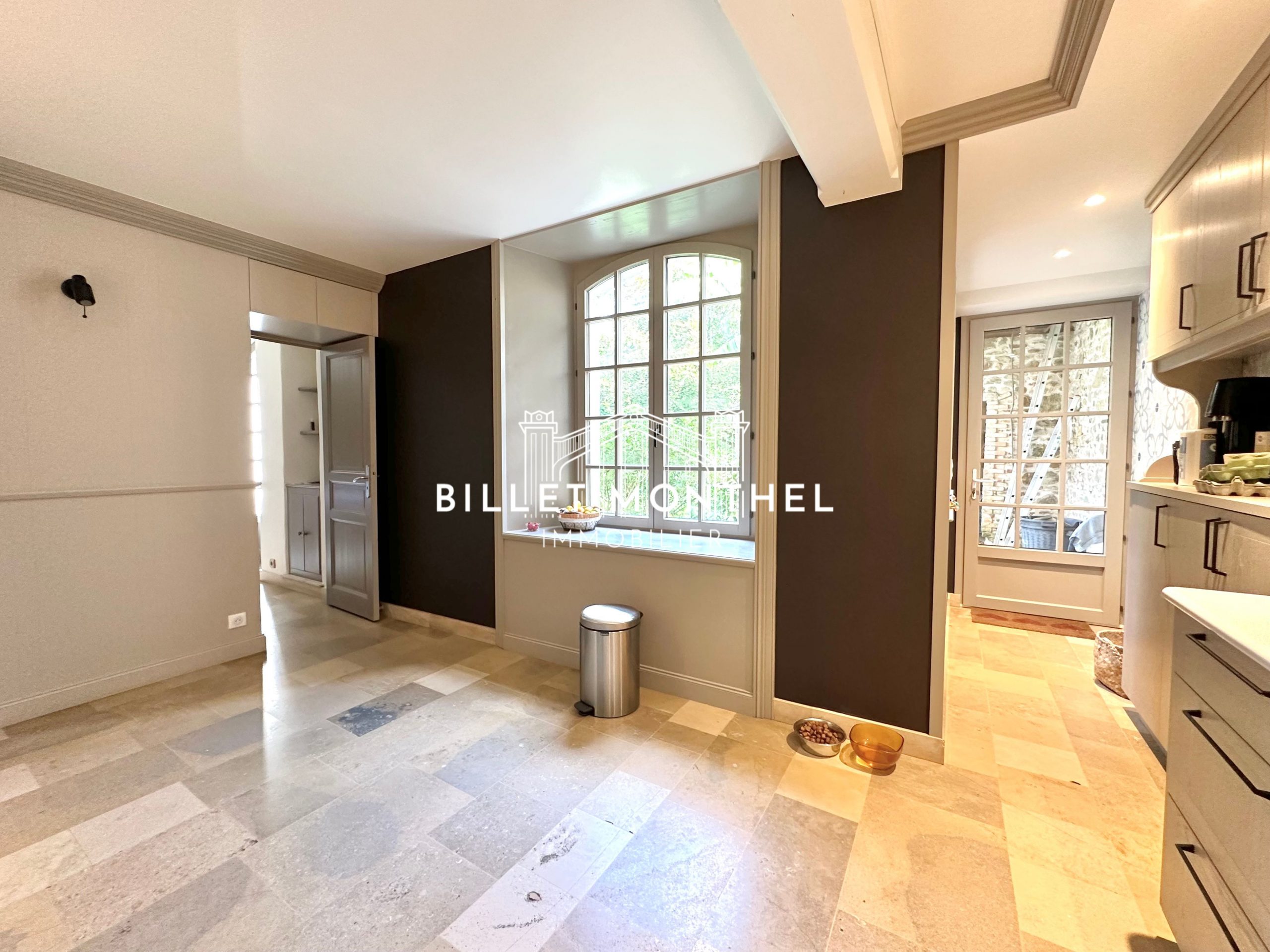 vue-jardin-cuisine-amenagee-equipee-maison-maitre-saint-sauveur-à-vendre