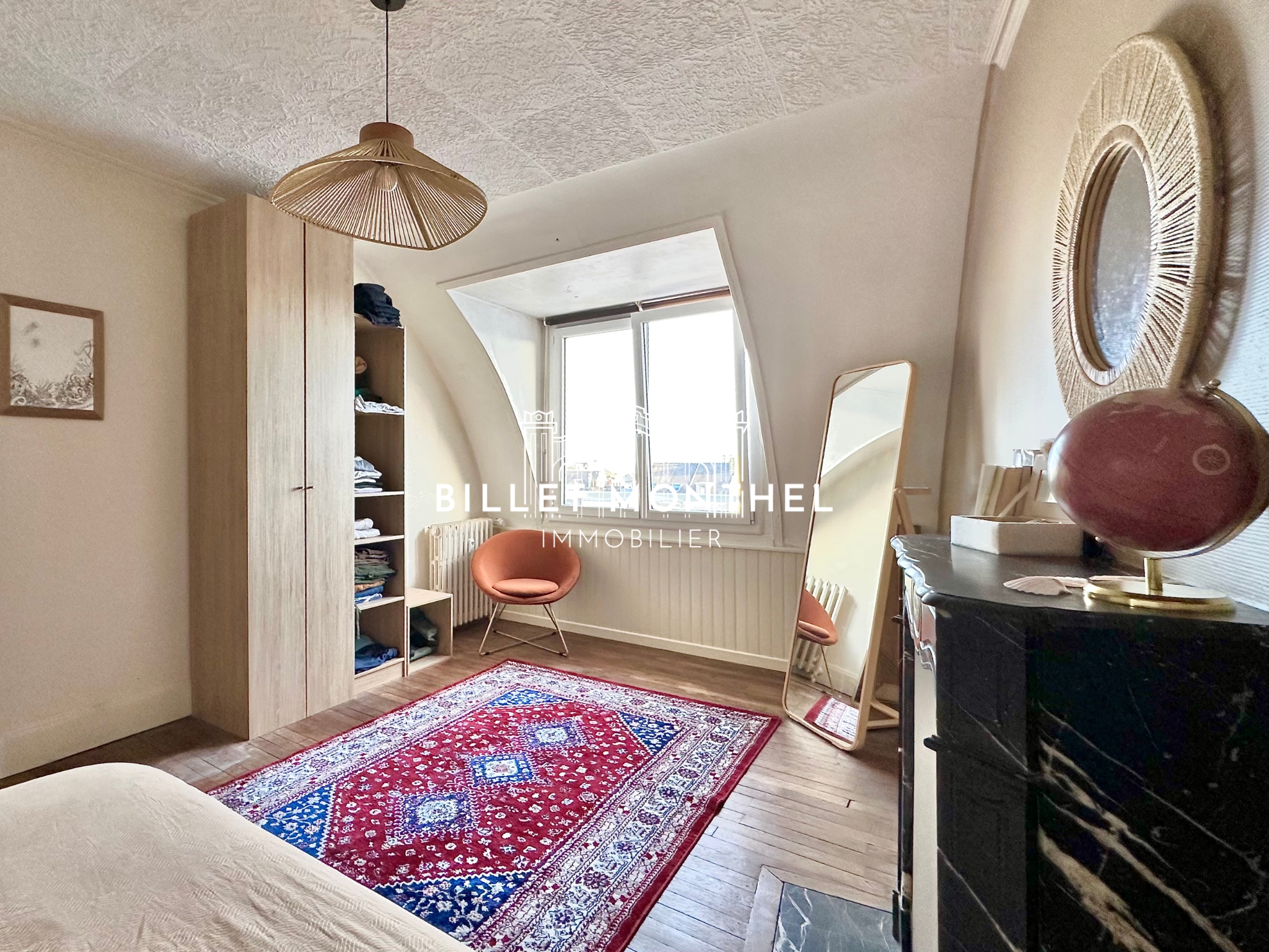 chambre-beige-cheminee-marbre-noir-parquet-cherbourg-centre-appartement