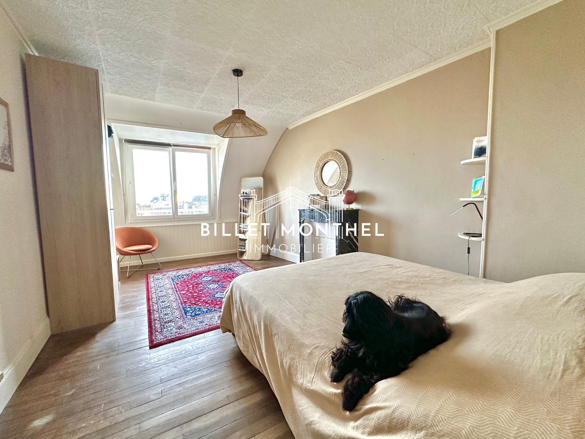 chambre-beige-cheminee-marbre-parquet-cherbourg-centre-appartement