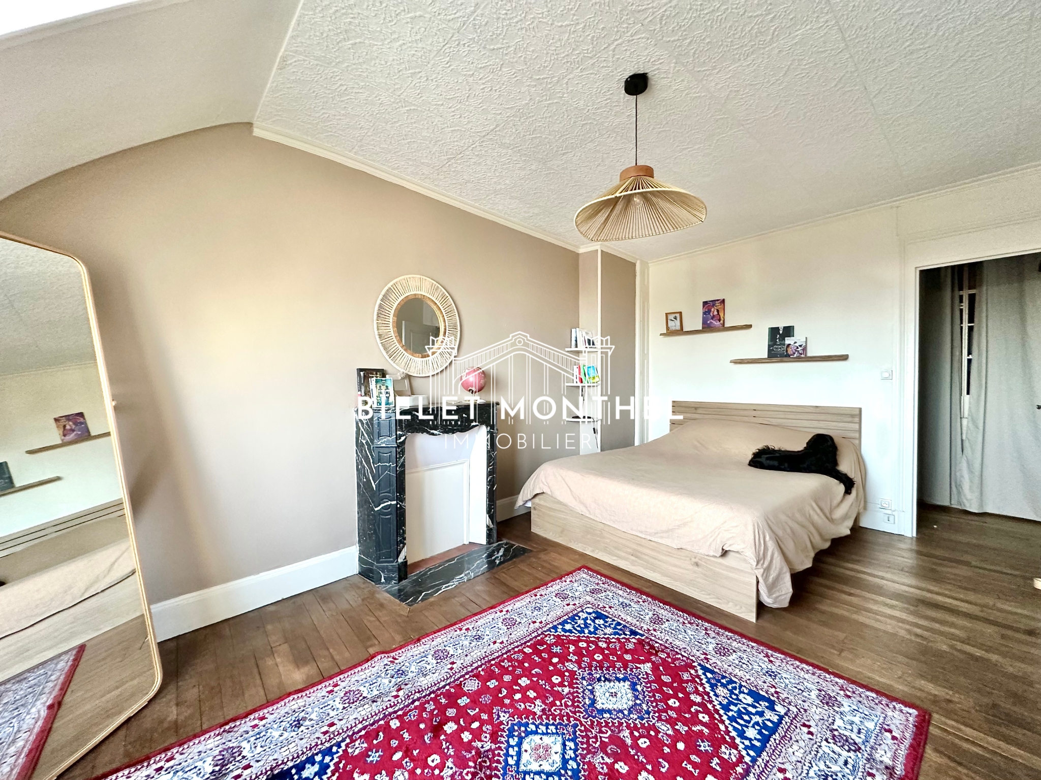 chambre-lit-beige-cheminee-marbre-parquet-cherbourg-centre-appartement