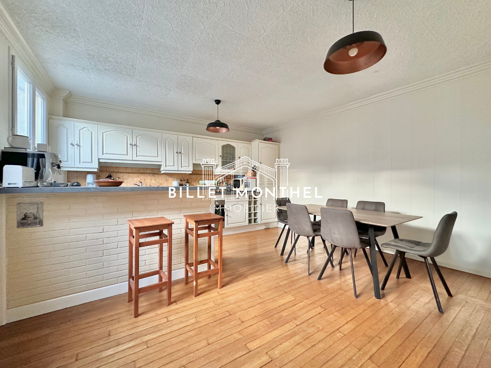 cuisine-amenagee-equipee-vie-parquet-cherbourg-centre-appartement