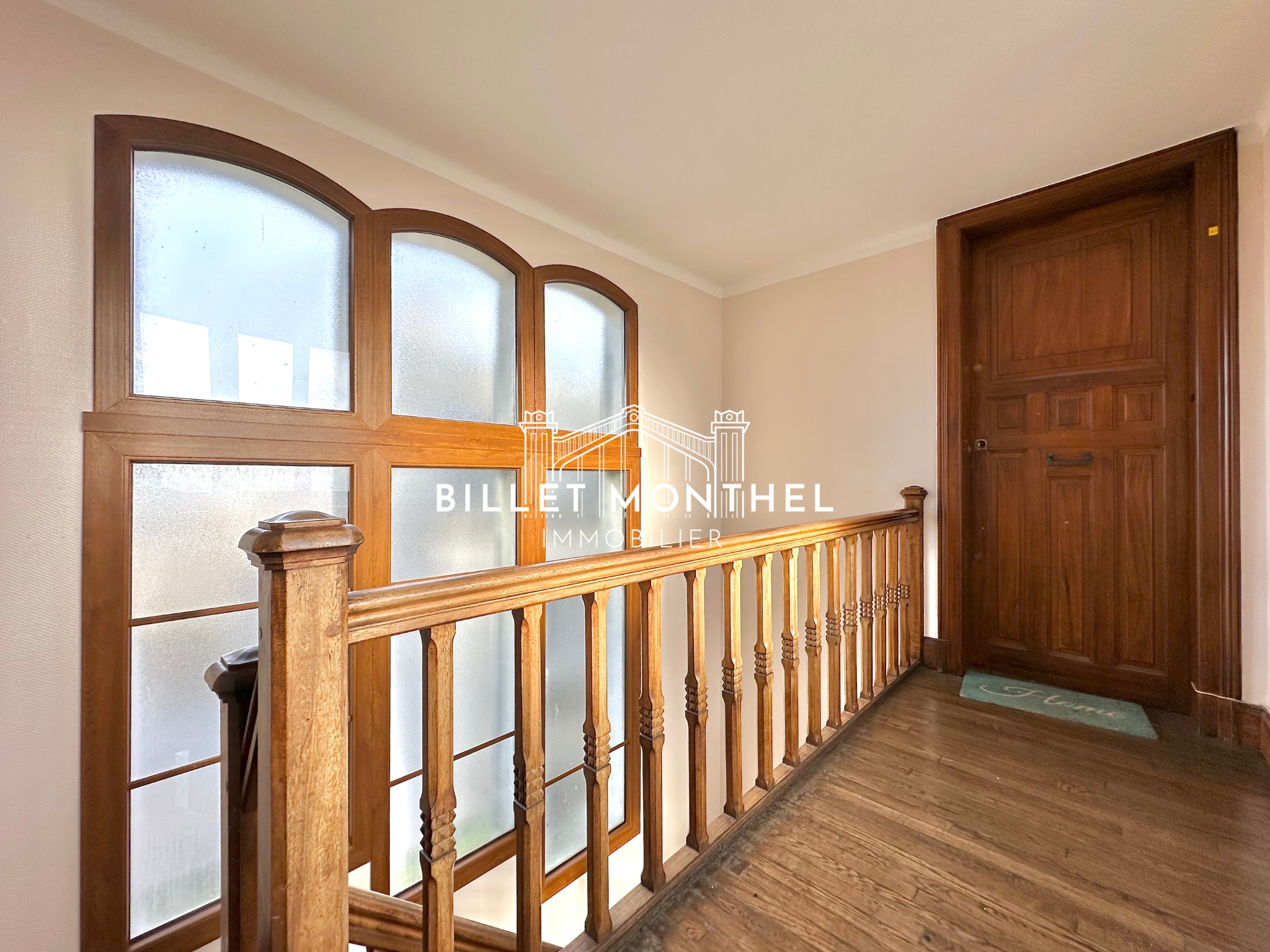 palier-immeuble-ancien-deco-parquet-cherbourg-centre-appartement