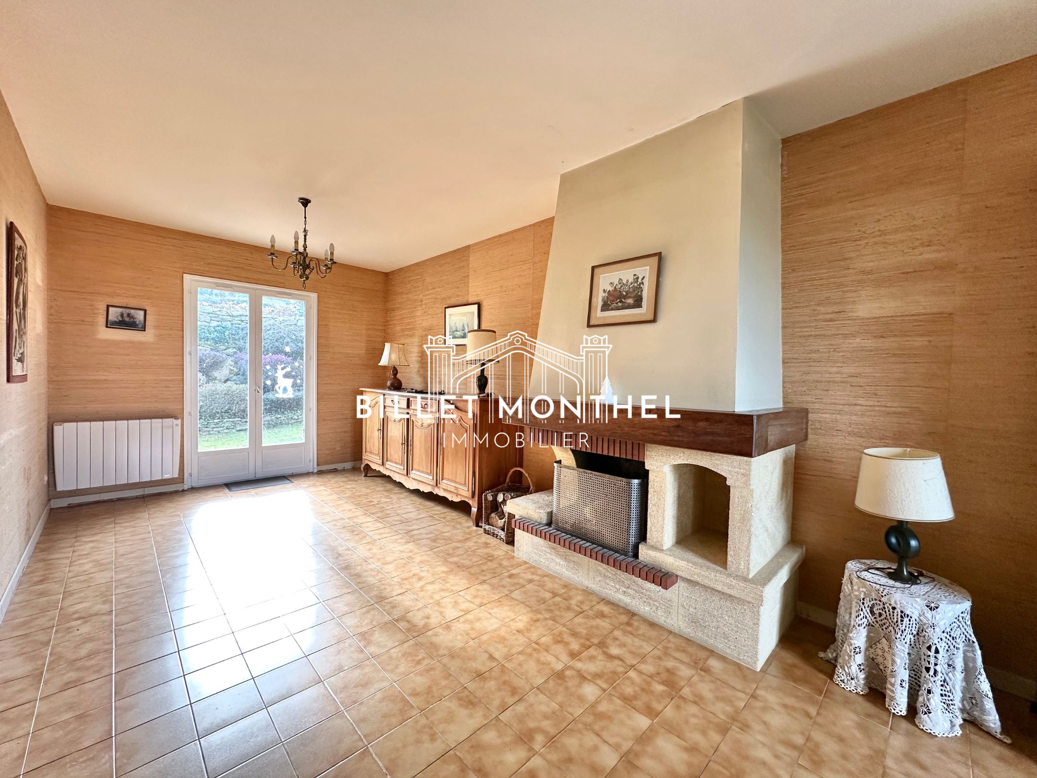 6-maison-vue-mer-digosville-intérieur-coté-salle-manger-cheminee