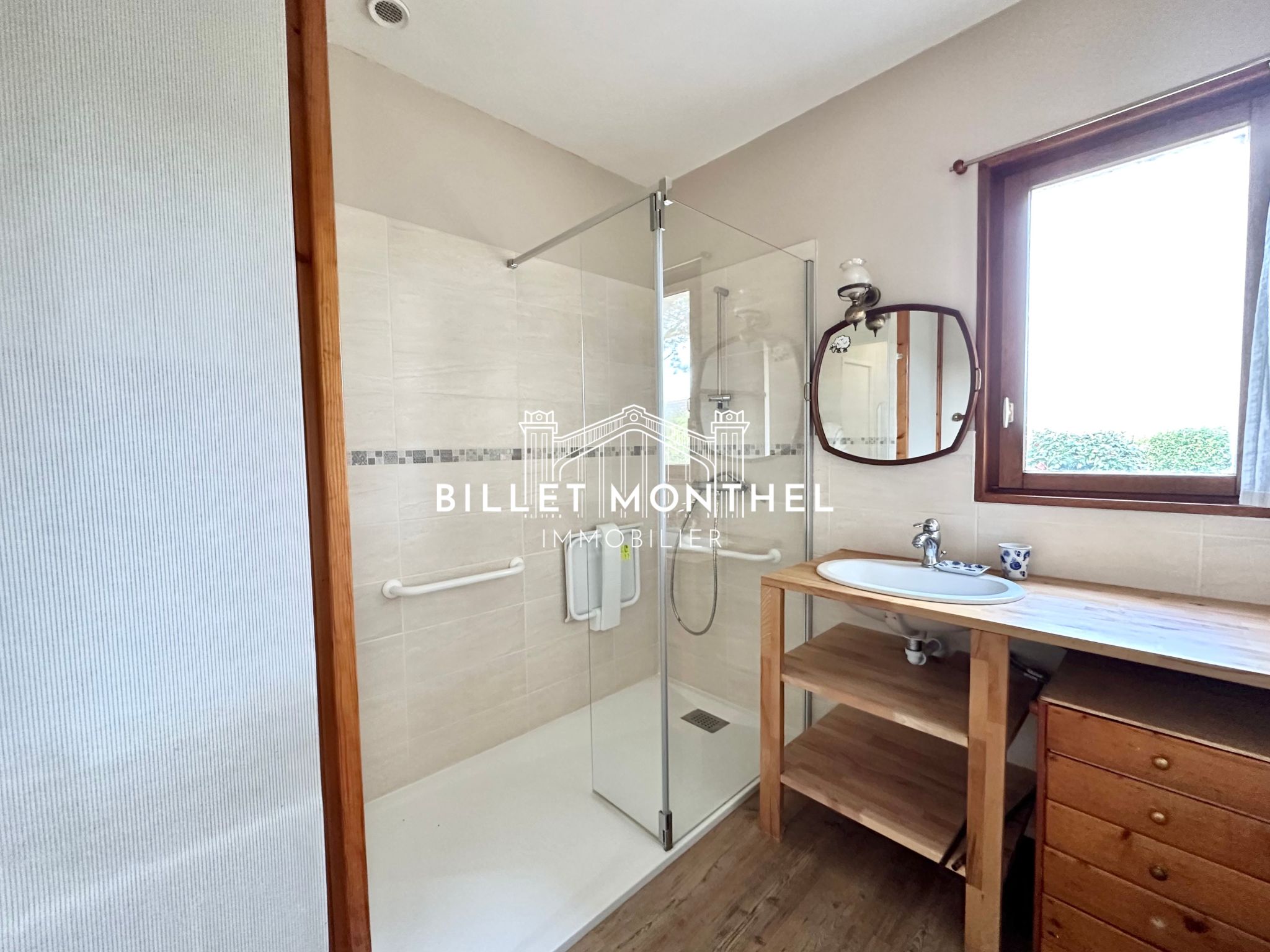 6-maison-vue-mer-digosville-intérieur-salle-eau-douche-italienne